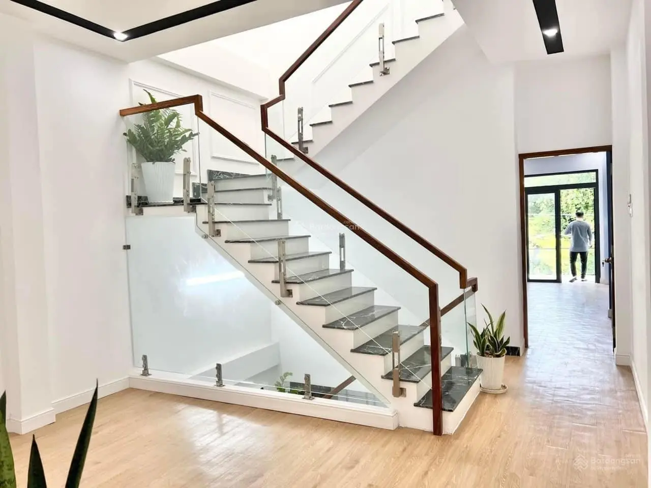 BÁN NHÀ 2 LẦU VỊ TRÍ ĐẸP KDC HỒNG PHÁT DT 4,5 X 24 =108m2 DTSD 266m2 Lộ 17M GIÁ RẺ NHẤT KHU VỰC