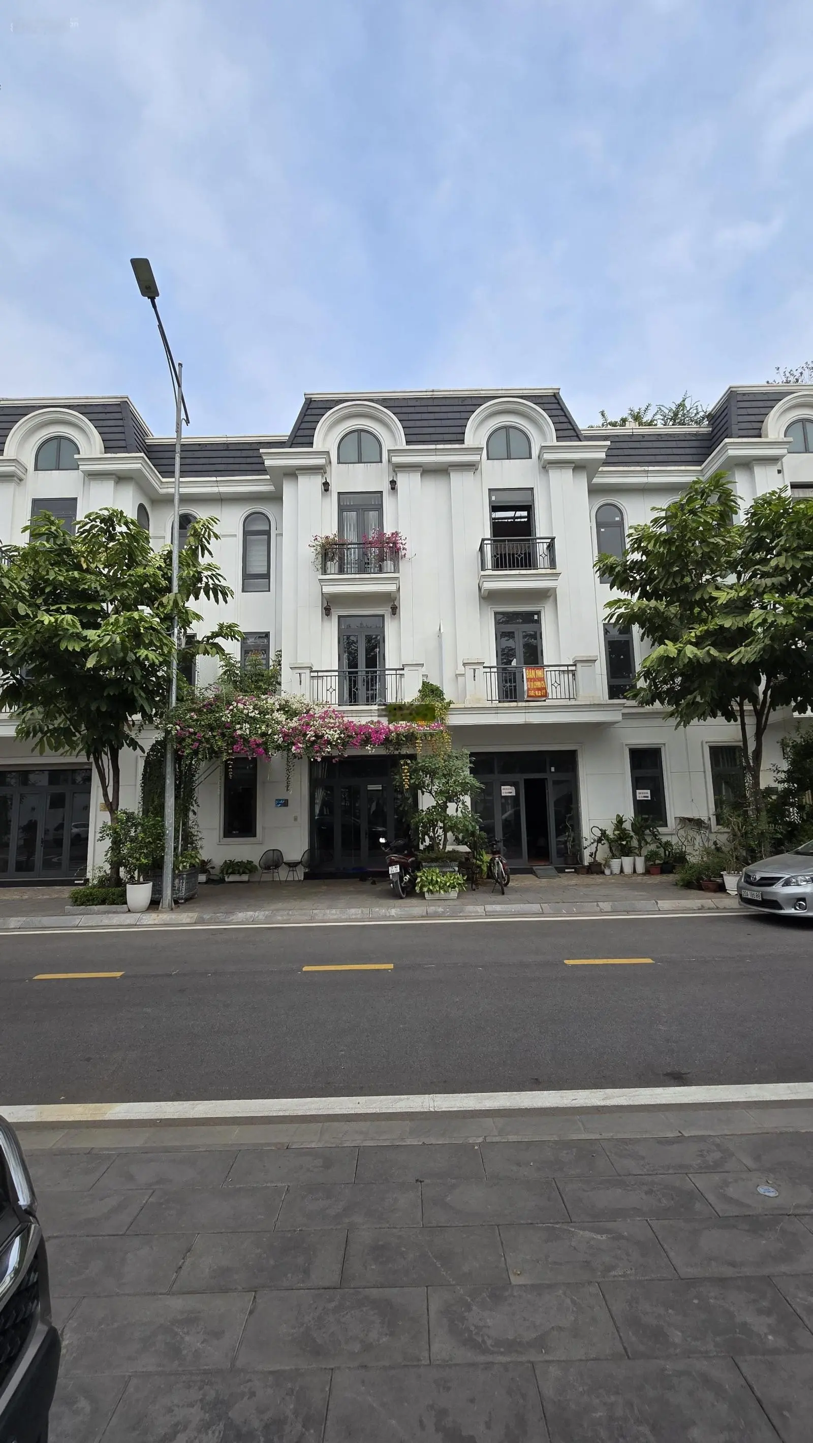 Do chuyển sang Đức sinh sống.Chính chủ em cần bán gấp 2 căn LK vị trí vip nhất tại KĐT Crown Villas