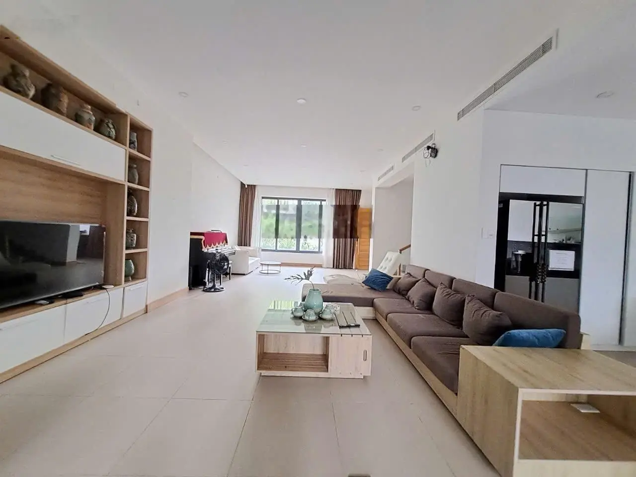 Bán biệt thự vị trí đường Đỗ Thế Chấp, có hồ bơi, gồm 4 tầng nôti và 1 hầm để xe, pháp lí rõ ràng