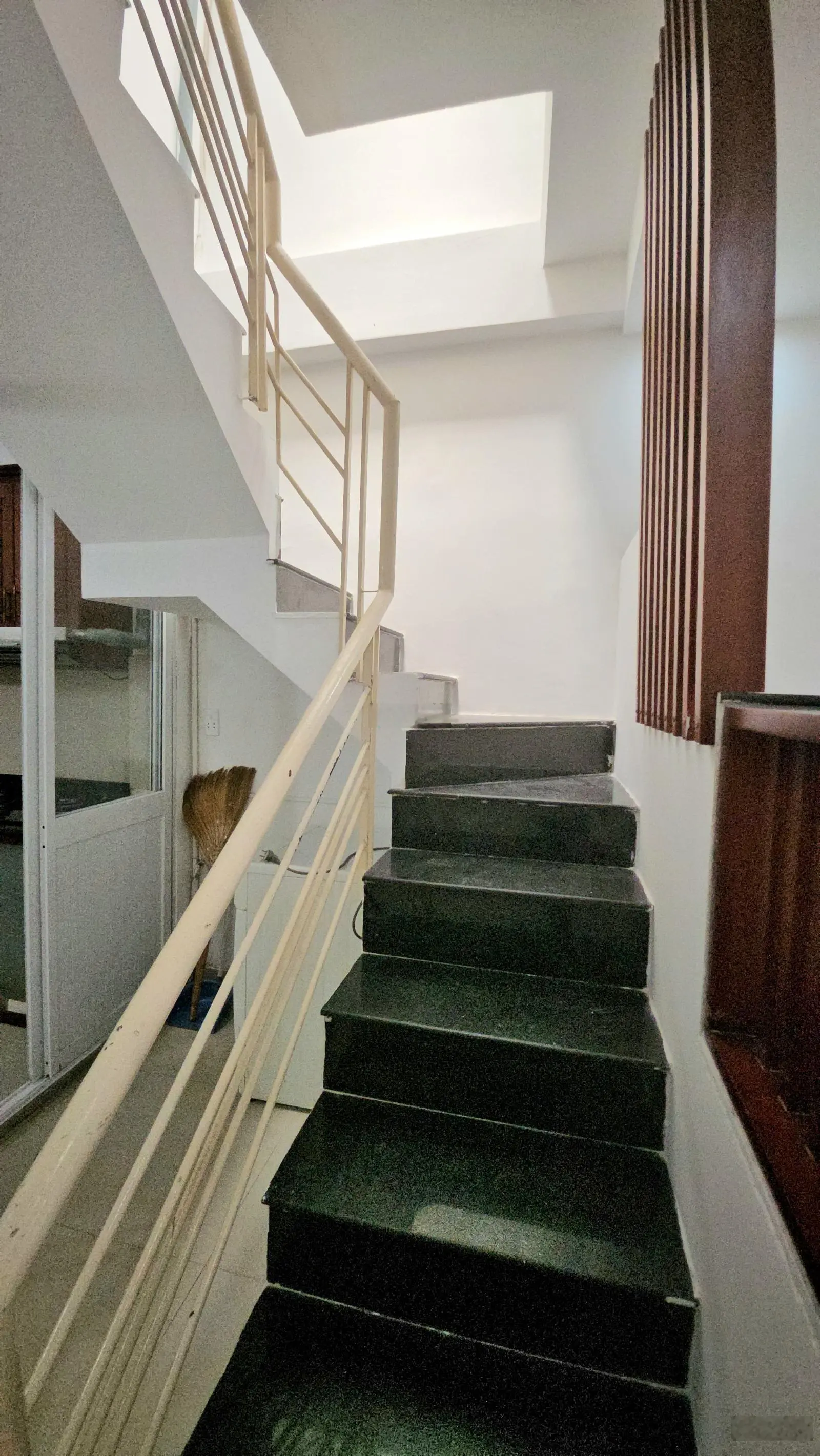 Nhà bán quận 4, 36m2 đất, dân cư hiện hữu, không lo giải toả, 2 tầng hoàn công, nhà vuông vắn