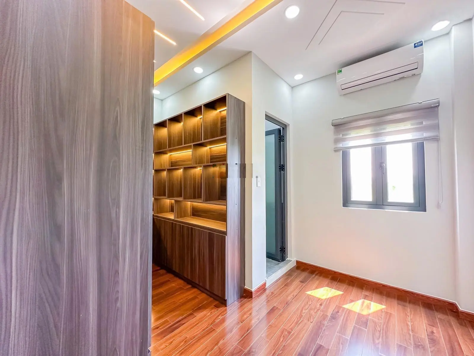 Bán nhà sổ riêng 60m2 hoàn công 3 tầng đầy đủ nói thất gần quận 7 chỉ 300m