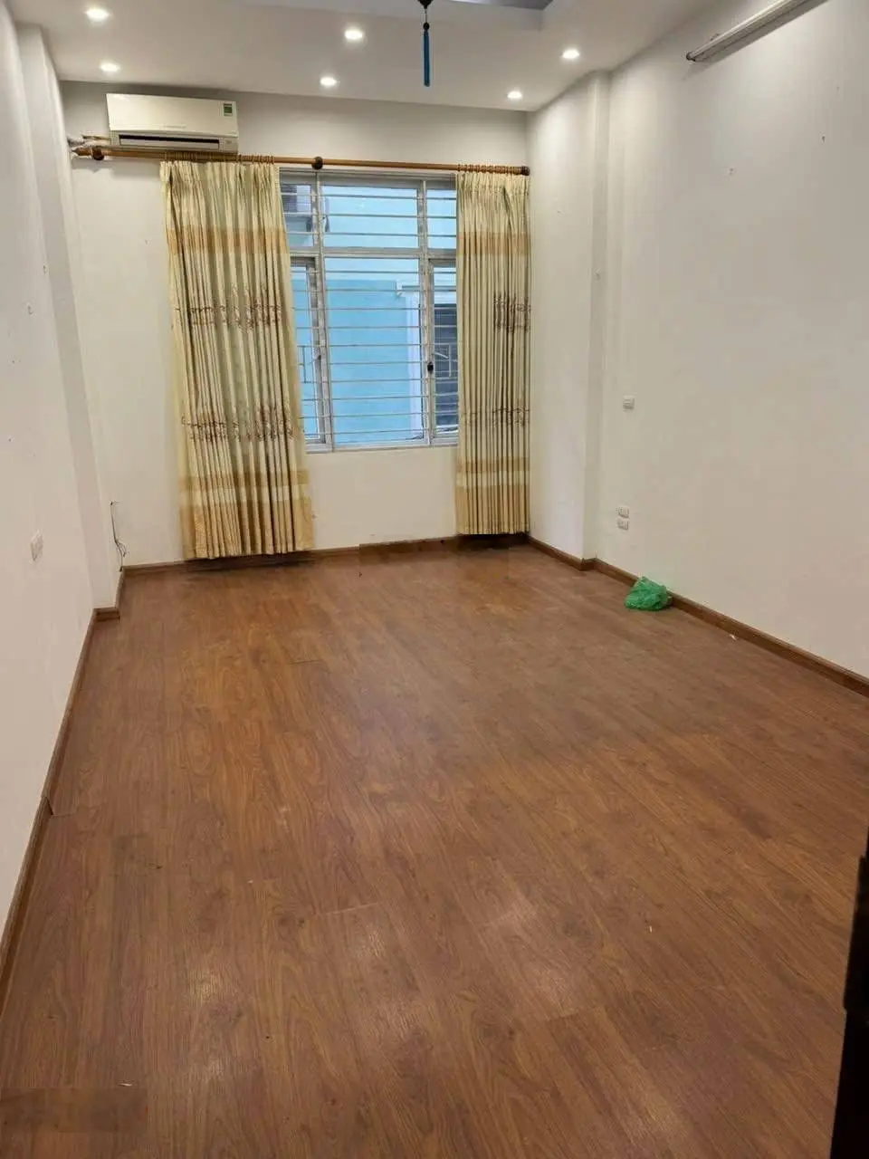 Nhà bán ngõ 1150. Đường láng. 37m x 4T. Mt.3.6m. Giá = 12.2 Tỷ