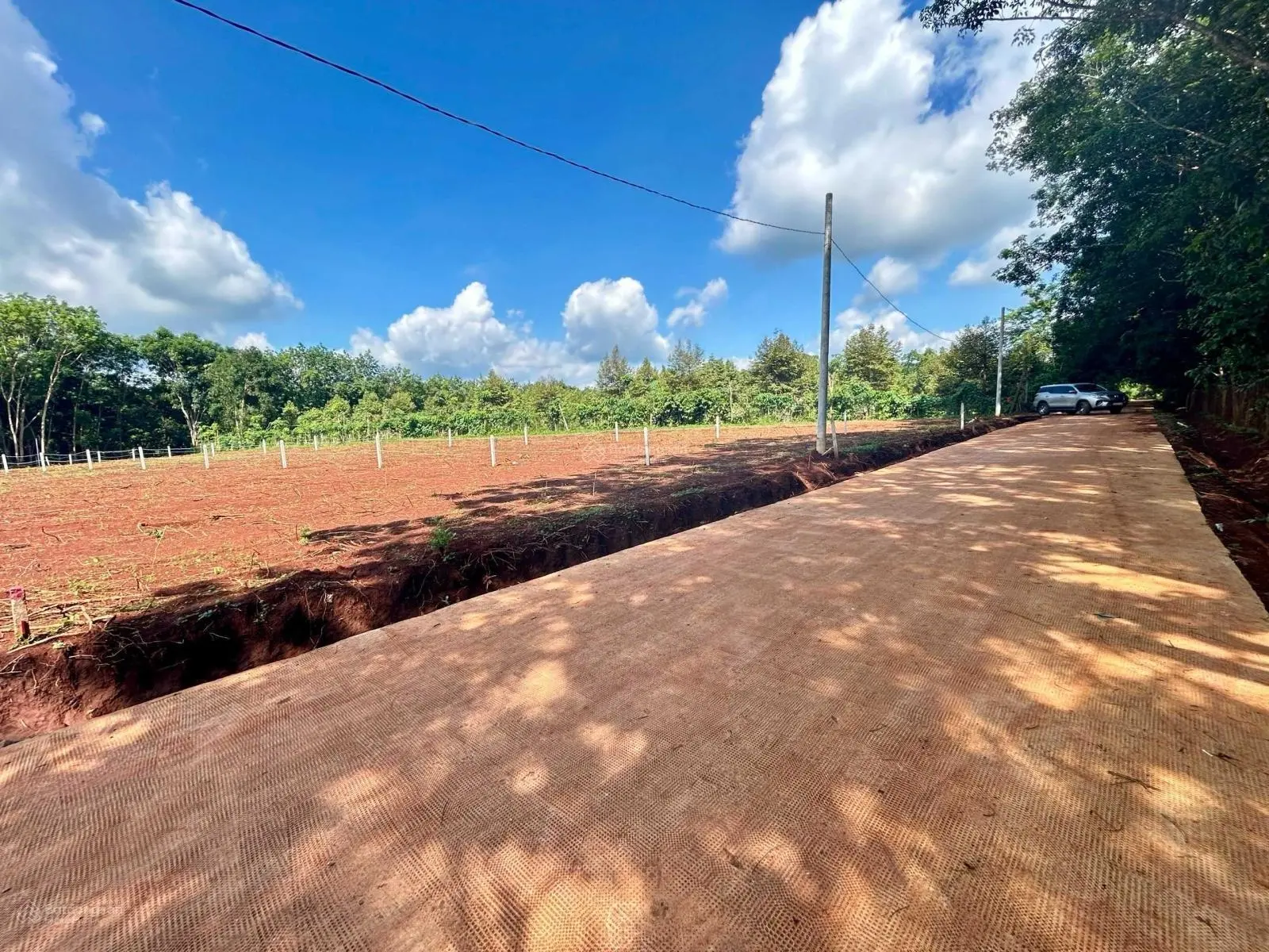 Nhà bán lô đất (30x65=2.000m2) tách 2 sổ, SHR, 330triệu/sổ, sát dân, gần chợ, trường học