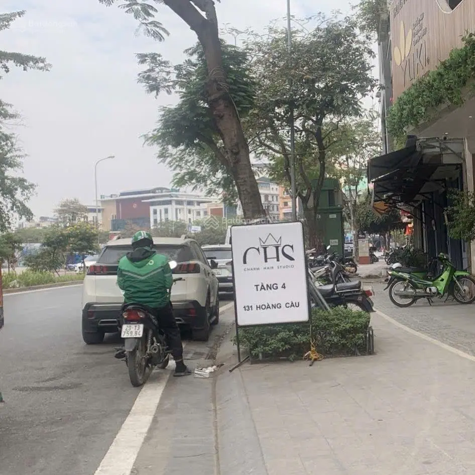 Nhà mặt phố Hoàng Cầu, Đống Đa, 26.5 tỷ, DT sổ 50m2, MT 4.8m, Thông sàn kinh doanh, Vỉa hè đá bóng