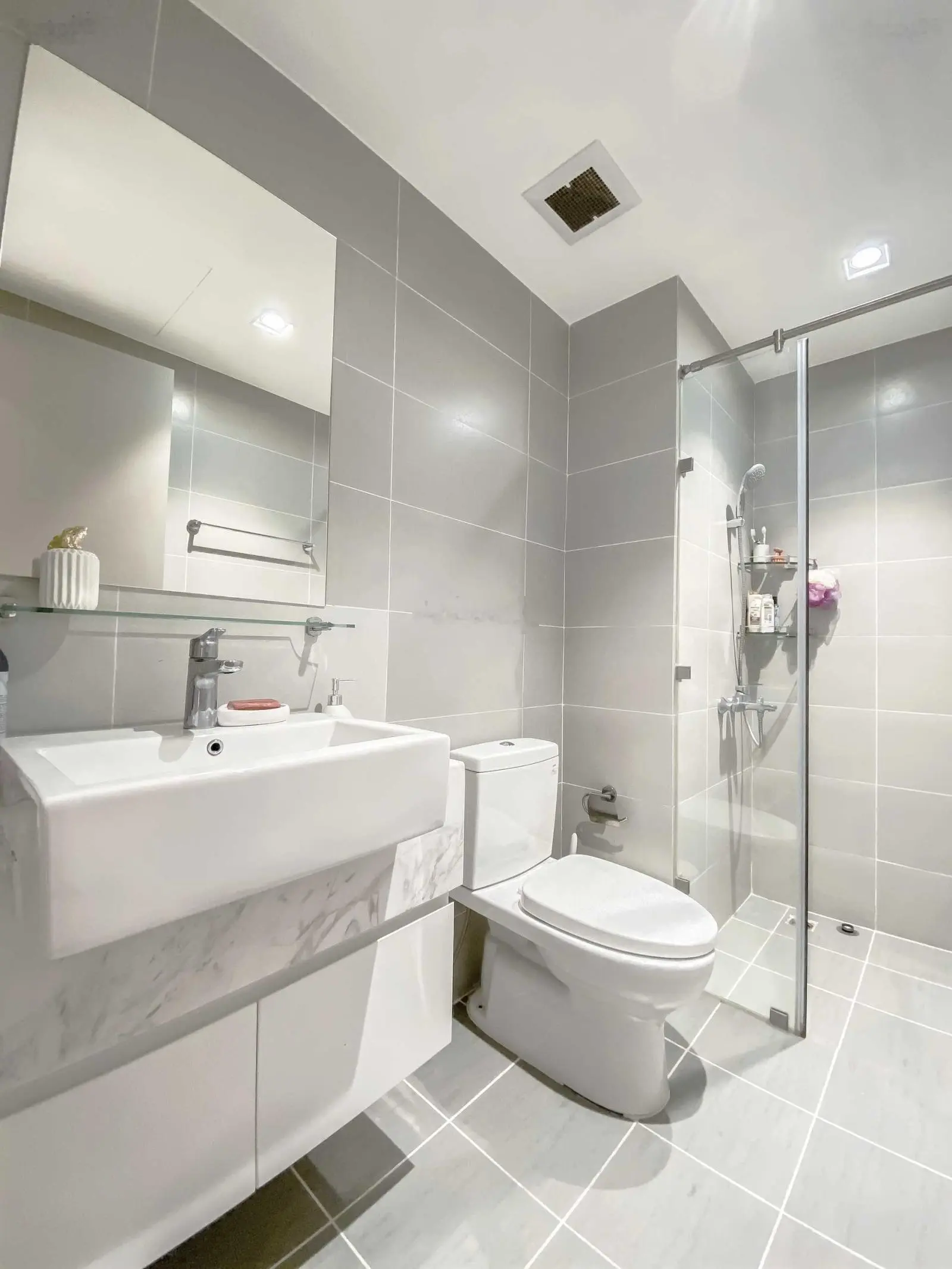 Kẹt tiền cần bán chung cư Sacomreal, DT 100m2, 3PN, 2WC, giá 3,450 tỉ. Lh em 0931 177 *** Ngọc