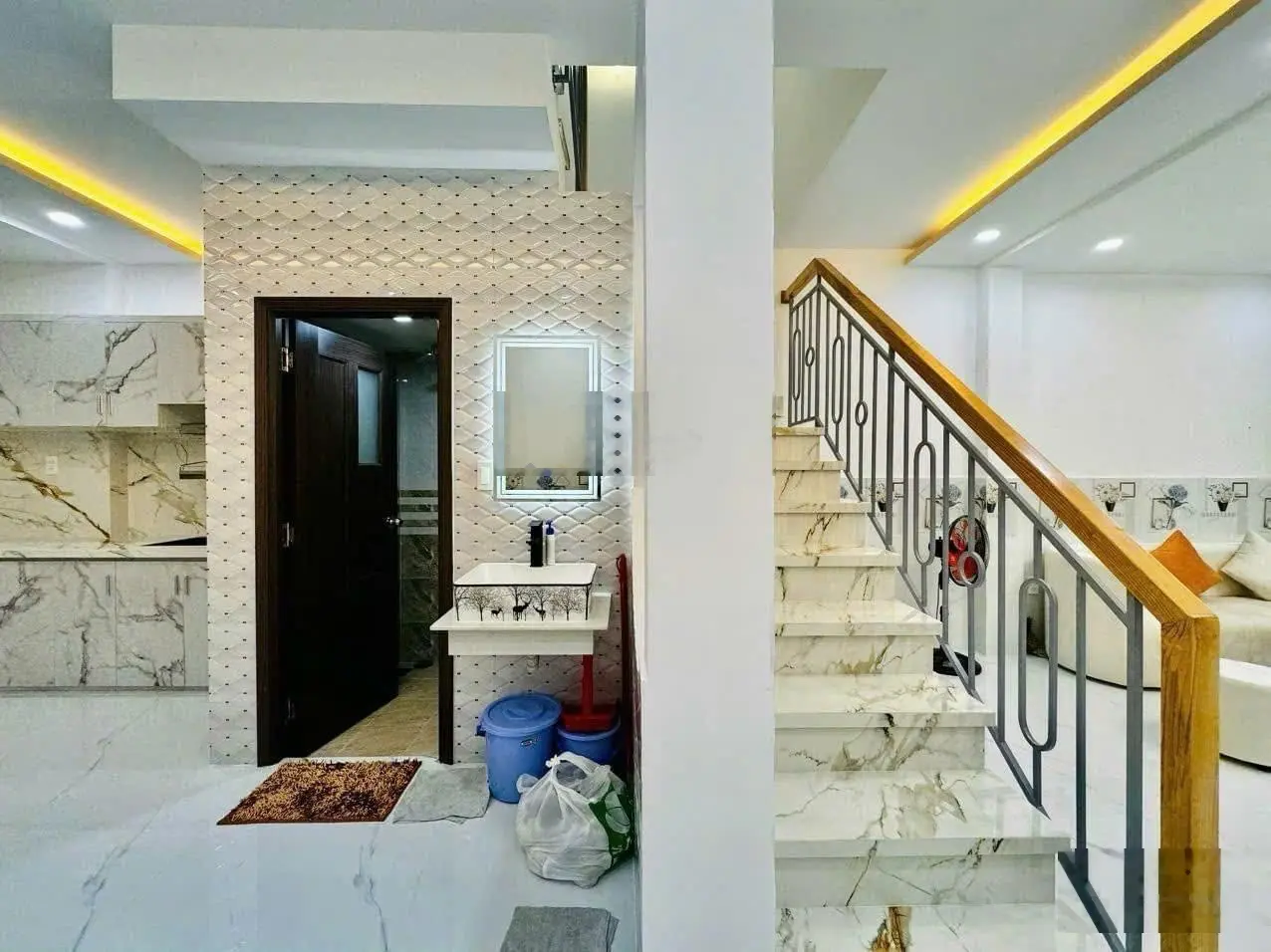 Chính chủ kẹt tiền bán gấp nhà đường Lò Siêu, phường 8, quận 11. Chỉ 2,65tỷ. Hẻm xe hơi. 0765069021