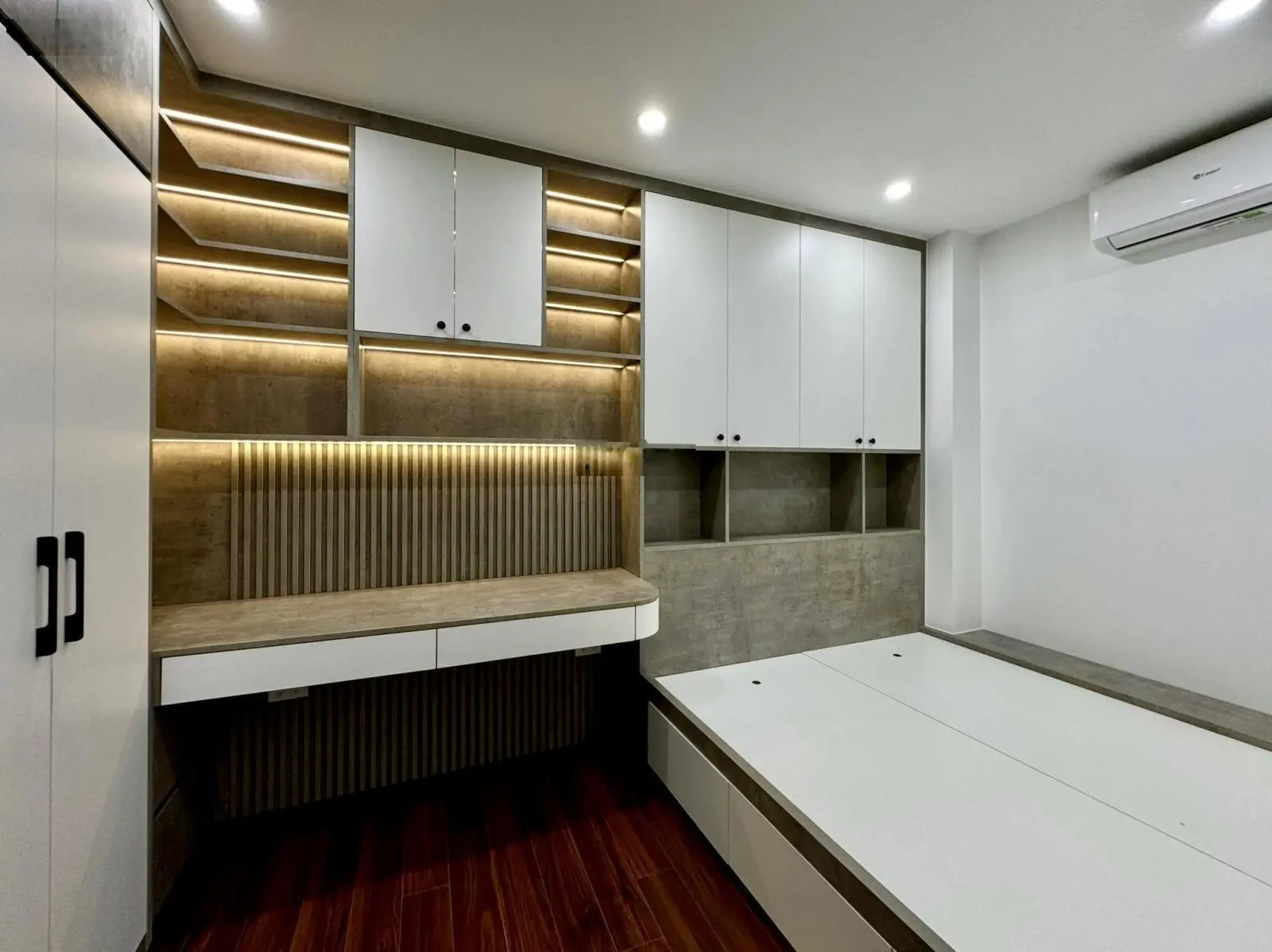 Trung tâm quận thanh xuân - ngõ thông - lg 3 thoáng - ô tô đỗ cửa - nhà đẹp - sổ vuông đét - 65m2