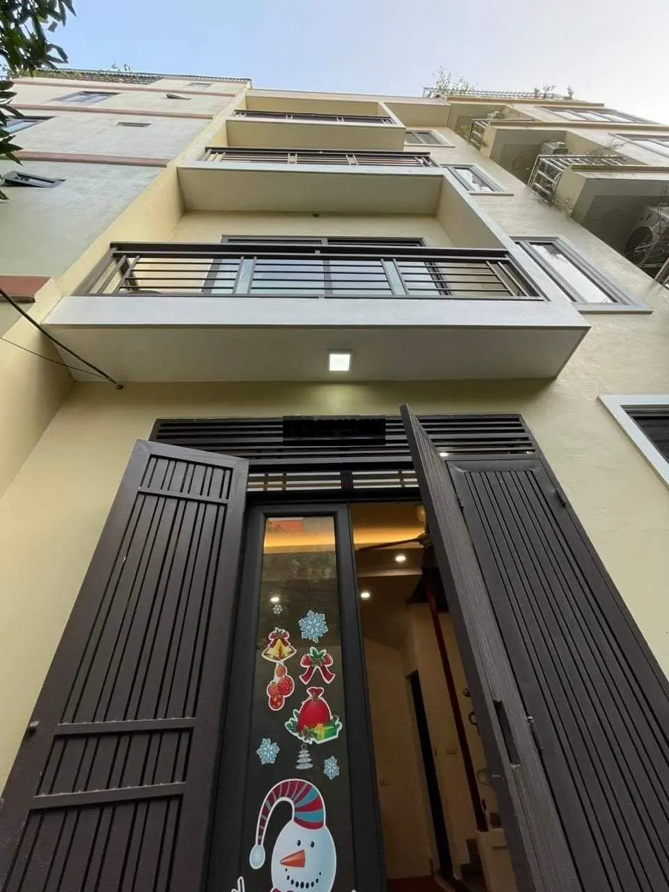 Nhà gần Học viện Tài Chính, mặt trước thoáng, đường ô tô nhỏ, DT 32m2 x 5 tầng, mặt tiền 5.23m