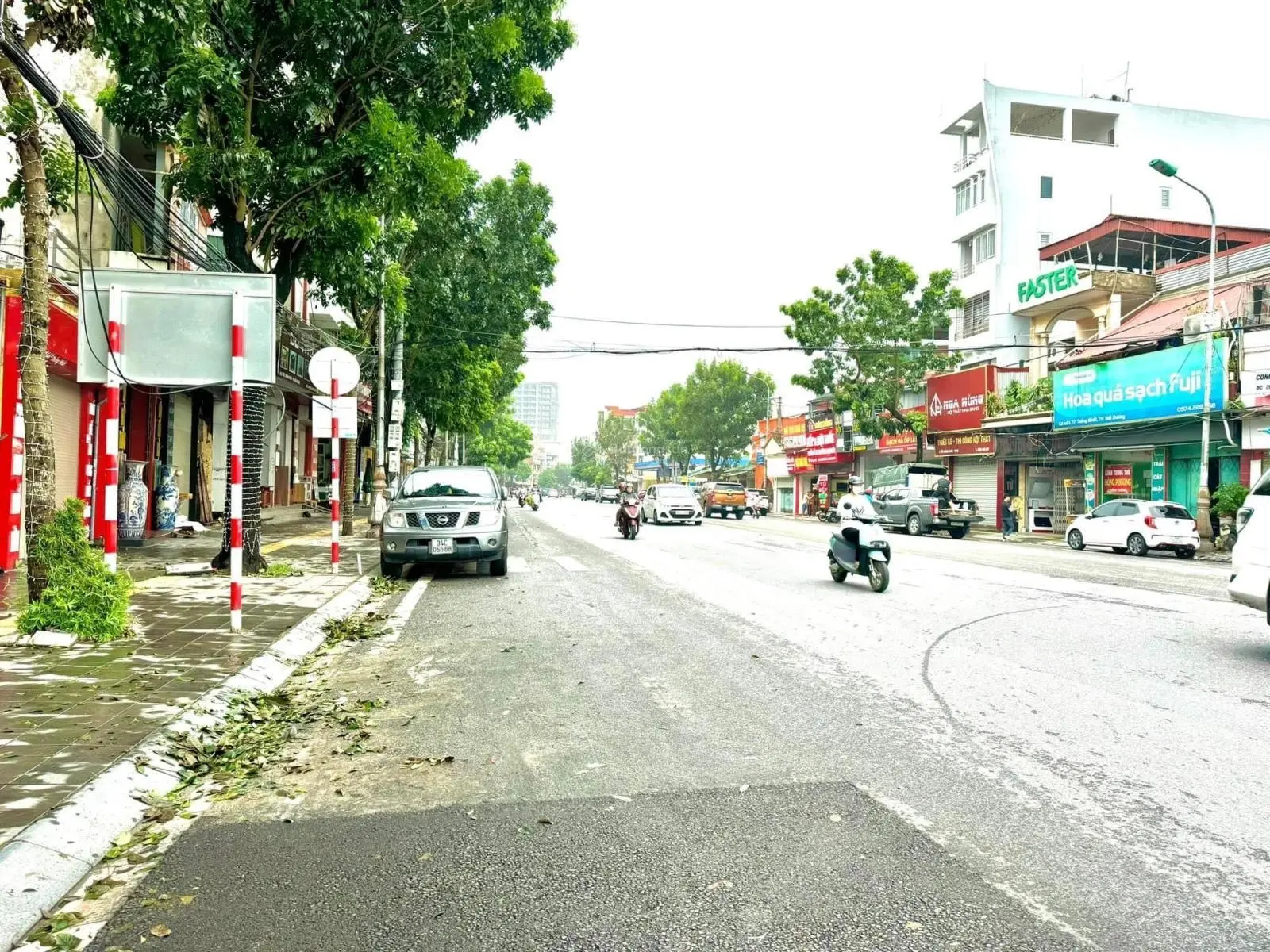 Bán nhà Mặt phố Thống Nhất, mt 6m. Dt 162m2 chưa kể dôi dư. Giá 19,xtỷ. Sau nhà có hồ và đường đI.