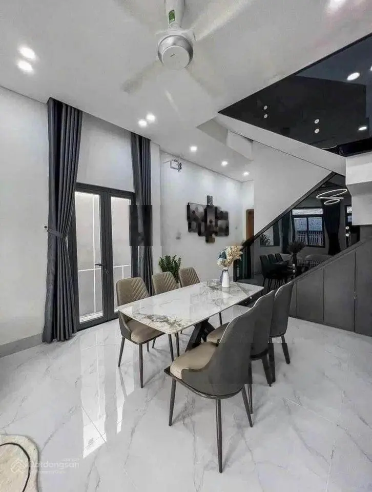 Tôi kẹt tiền trả nợ nên cần bán căn nhà ở ngay chợ Bình Chánh, đường 18B, 5mx20m, giá 1 tỷ 050.