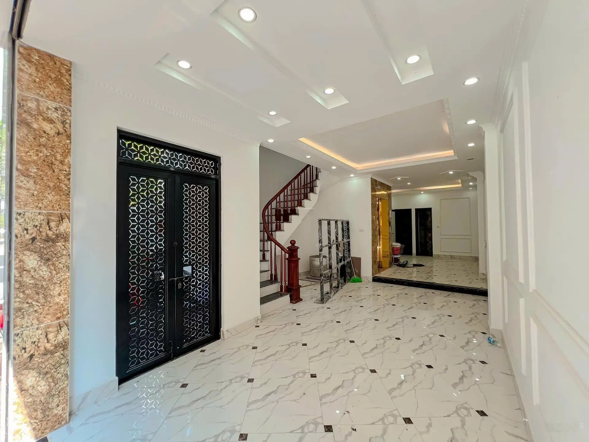 Bán nhà 5 tầng Hoàng Mai, DT 50m2, mặt tiền 4,8m, ô tô đỗ cửa, có thang máy, view hồ, giá 11,5 tỷ