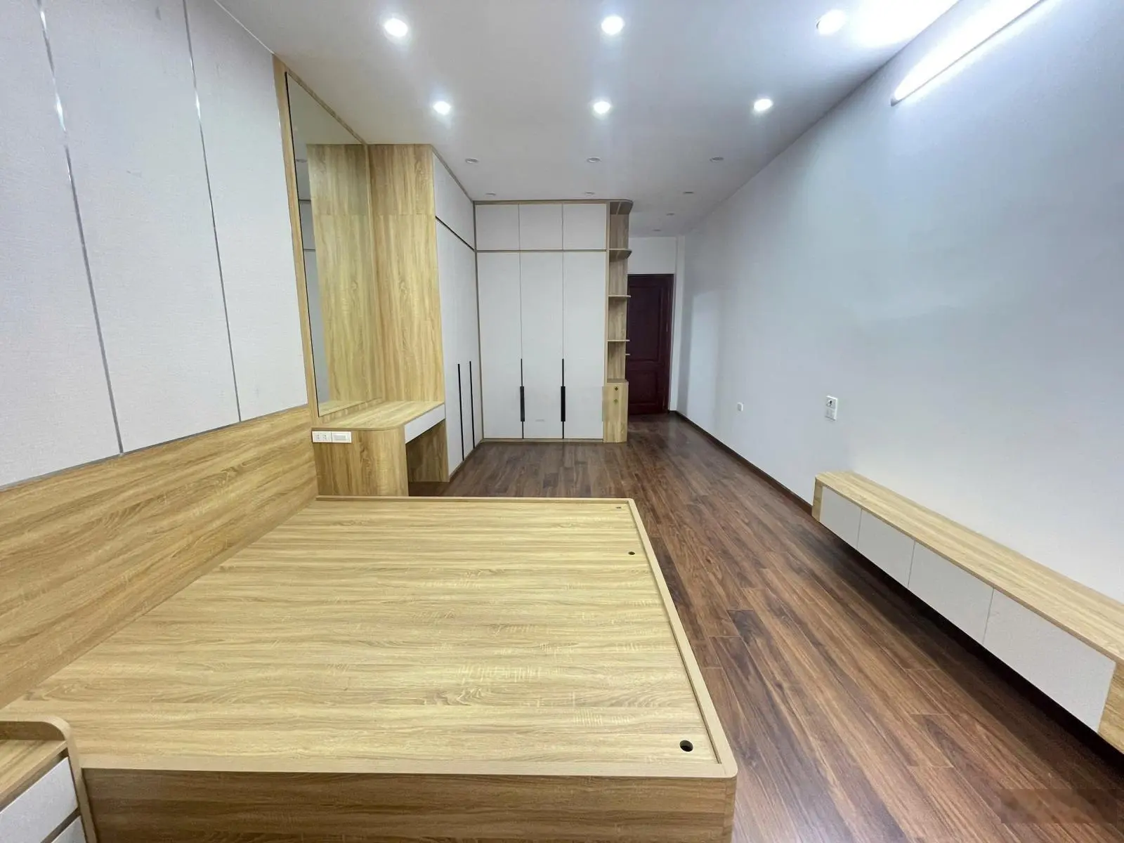 NHÀ MỚI ĐẸP - THANG MÁY - ÔTÔ VÀO NHÀ Phùng Chí Kiên - 45/50m2 / 6 t . mt 4 mét - 15 tỷ Cầu Giấy
