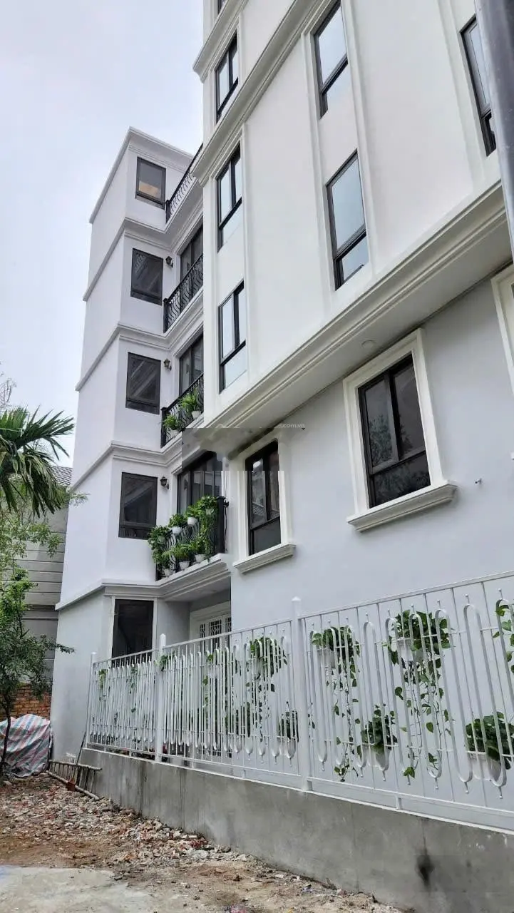 Nhà mới ở ngay - 3 bước hồ điều hoà, ô tô tránh -chủ tặng full nội thất. dt34m .5 tầng.
