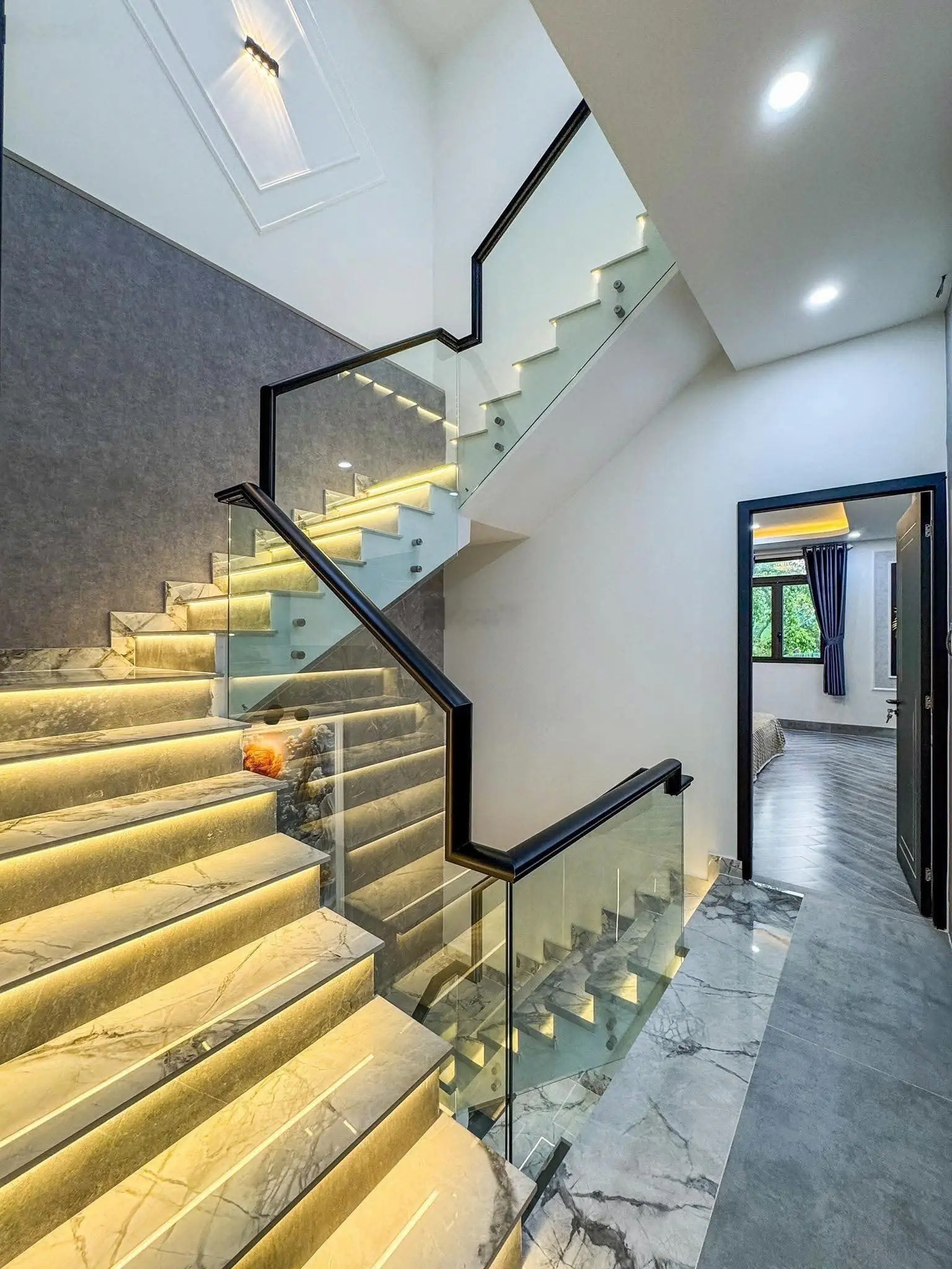 Tôi cần bán nhà Đ.Nguyễn Thiện Thuật,Q.3 giá 4Tỷ280/89,6m cho thuê 28tr/tháng gần chợ Hồ Thị Riêng