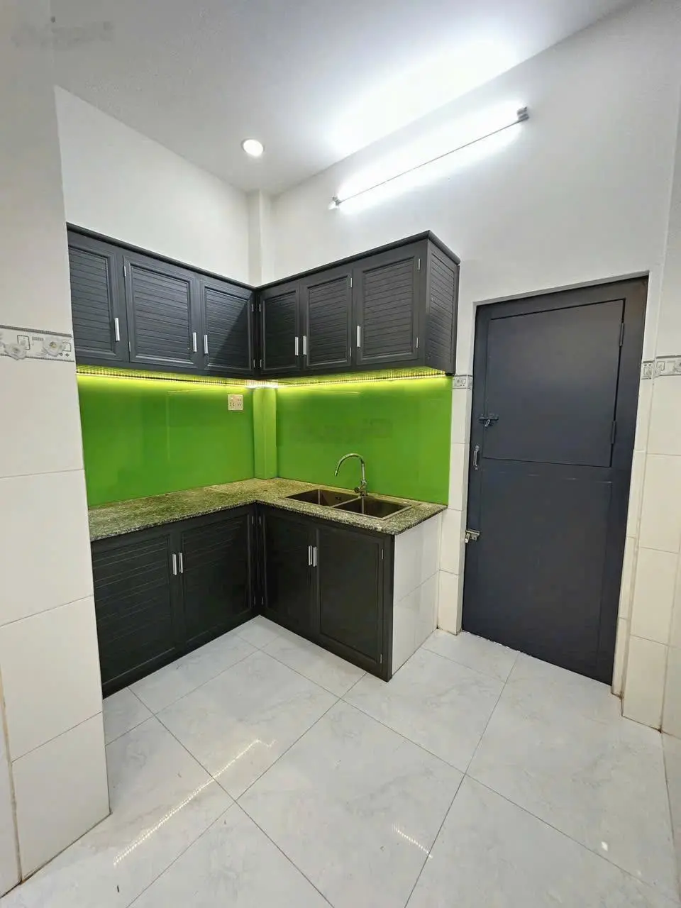 Chính chủ bán nhà 800 triệu , SHR , mặt tiền 5m xe hơi vào tới cửa