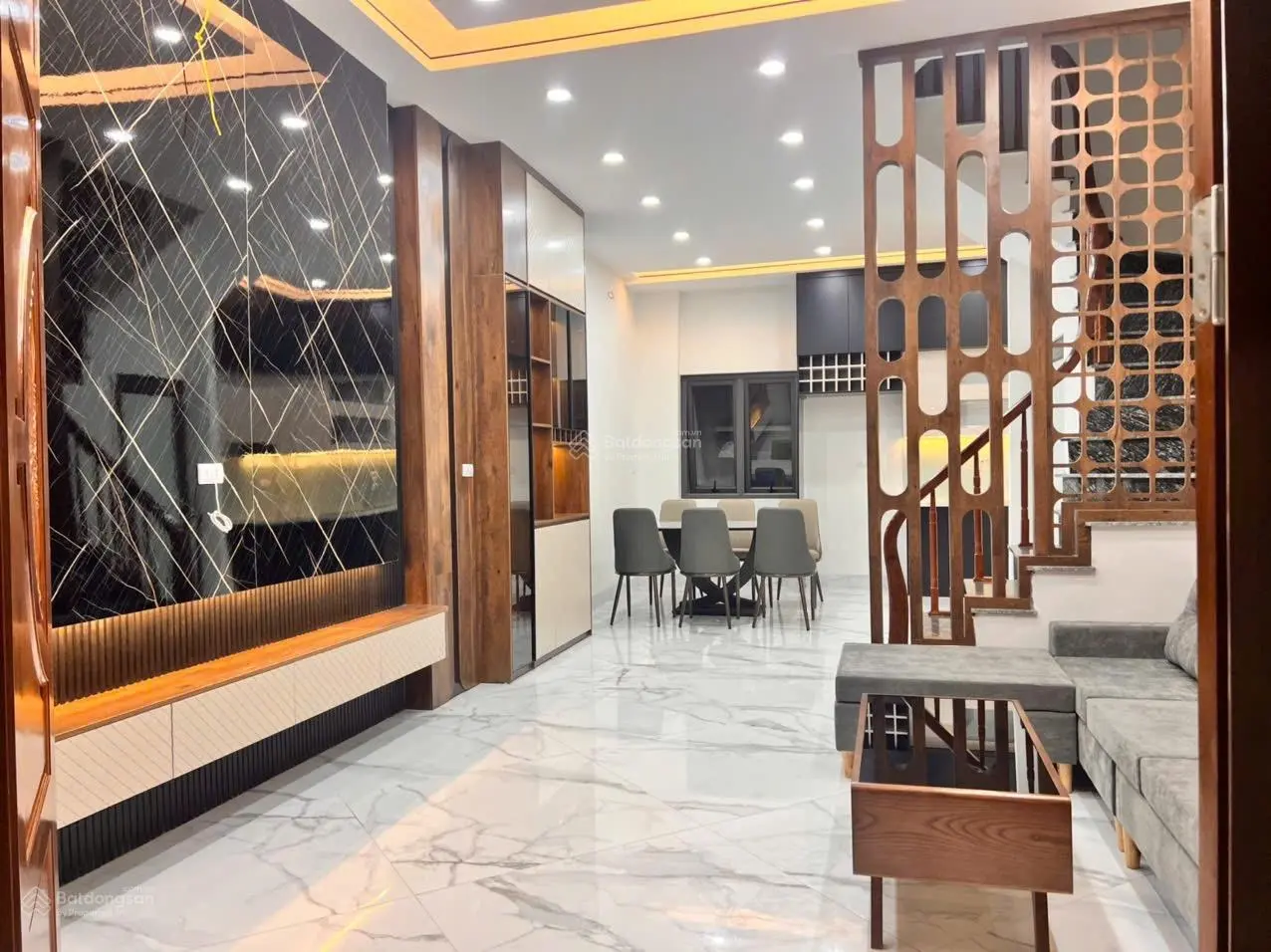 Chính chủ em cần bán căn nhà biệt thự ngõ 523 phố minh khai, diện tích lên đến 80m, sân cổng riêng