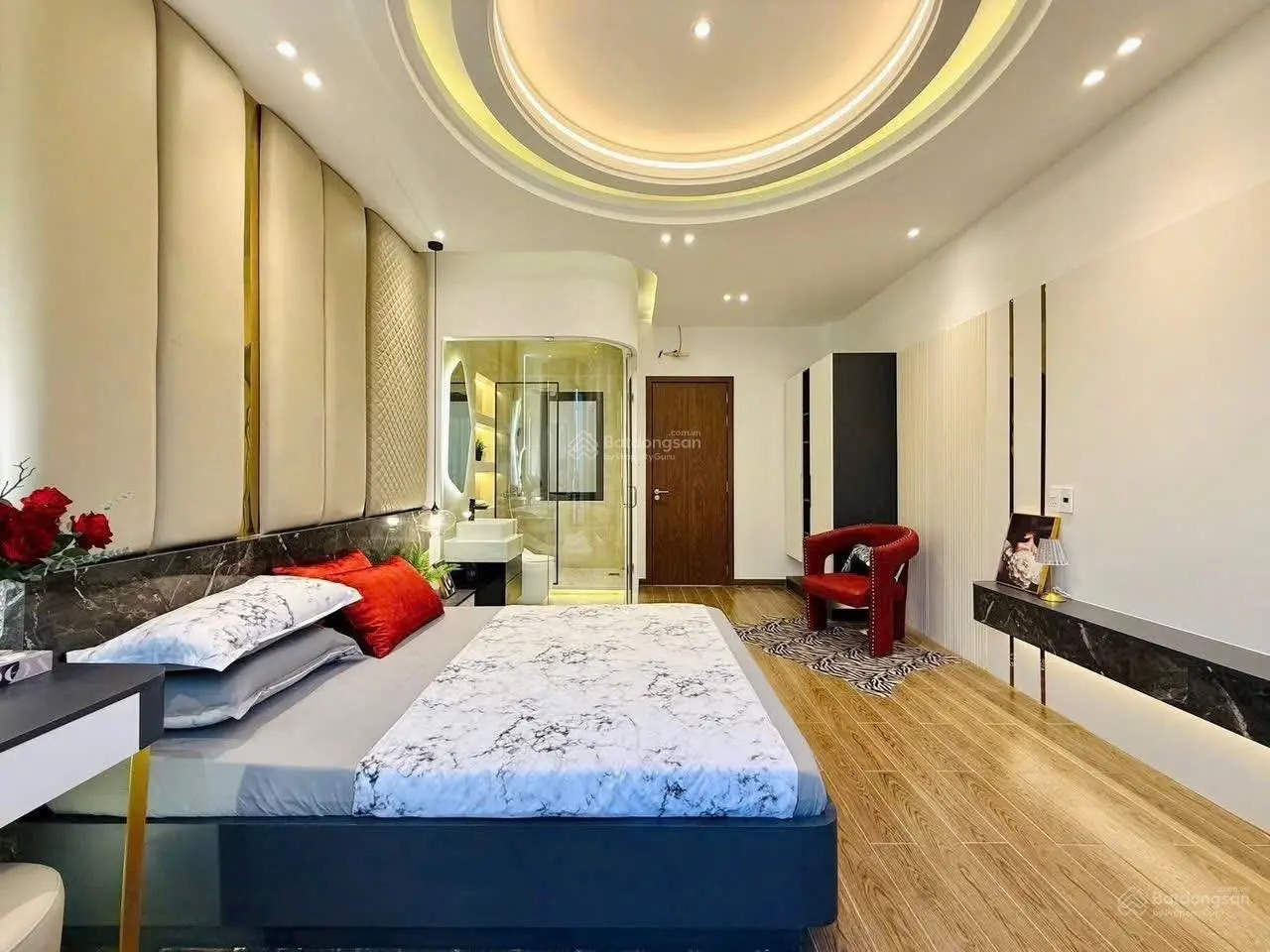 Căn siêu phẩm có thang máy - xe hơi ngủ trong nhà