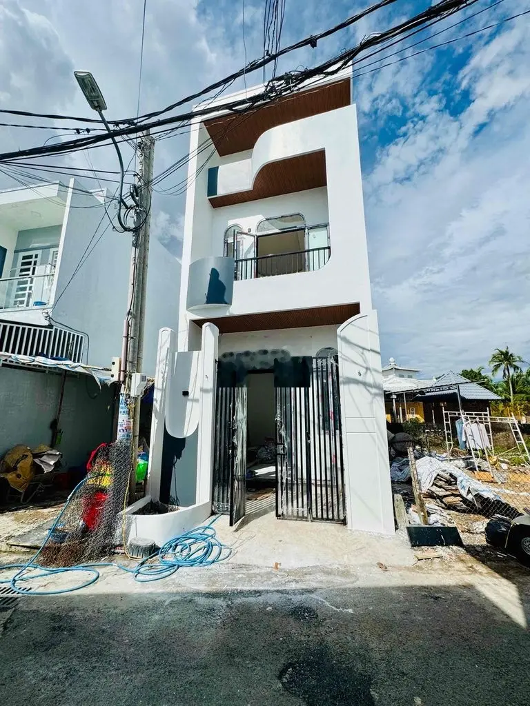 Nhà trục chính hẻm 2 Bùi Hữu Nghĩa vào 100m, kế bên chợ Bình Thủy