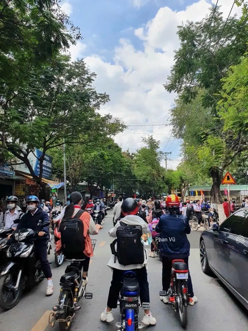 Bán 2 căn nhà ngang 10m, cụm trường học Cấp 1,2 Dĩ An.
