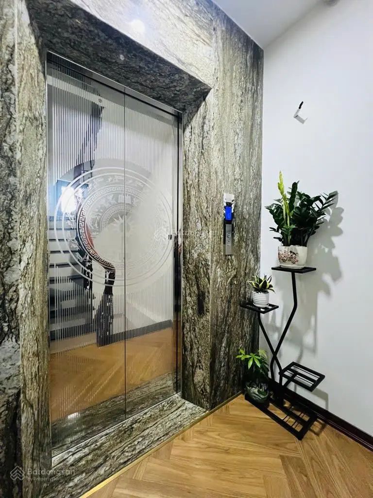 Bán nhà Hòe Nhai 56m2 6 tầng thang máy - mặt tiền 5,2m 17,7 tỷ - 3 bước ra phố - nội thất tiền tỷ
