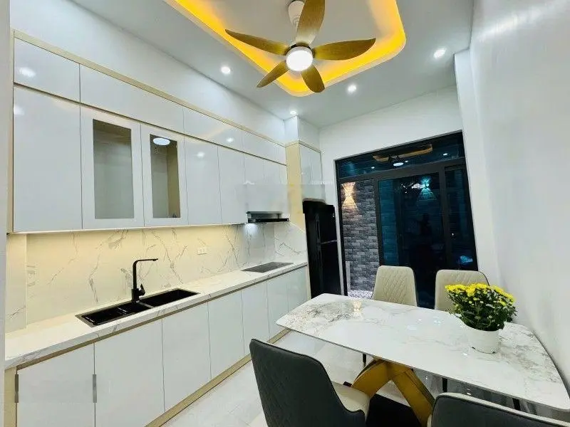 Chính chủ tôi kẹt tiền cần bán gấp njaf nguyên hồng đống đa dt 43m 4 tầng 4 ngủ đủ công năng $ 9 tỷ
