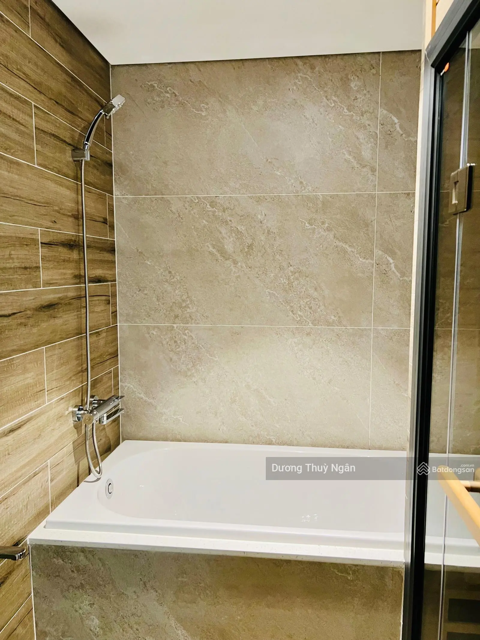 Landmark: Bán căn hộ 2PN 73,84m2 - có ban công hoa - 4,5x tỷ bao phí