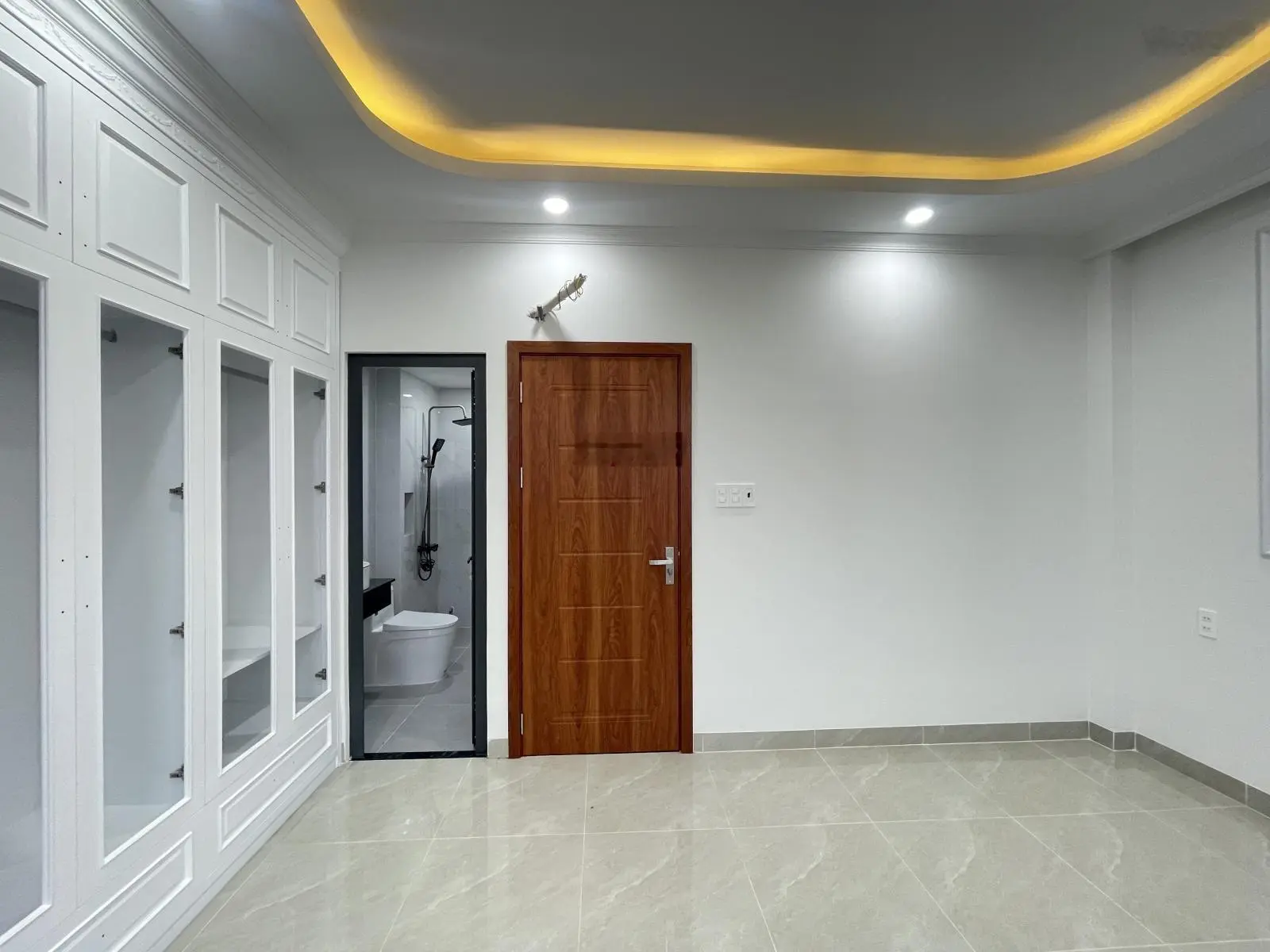 Nhà 4 tầng đối diện giga mall cực đẹp, chiều ngang nhà rộng 5m, đường thông ra chợ Hiệp Bình