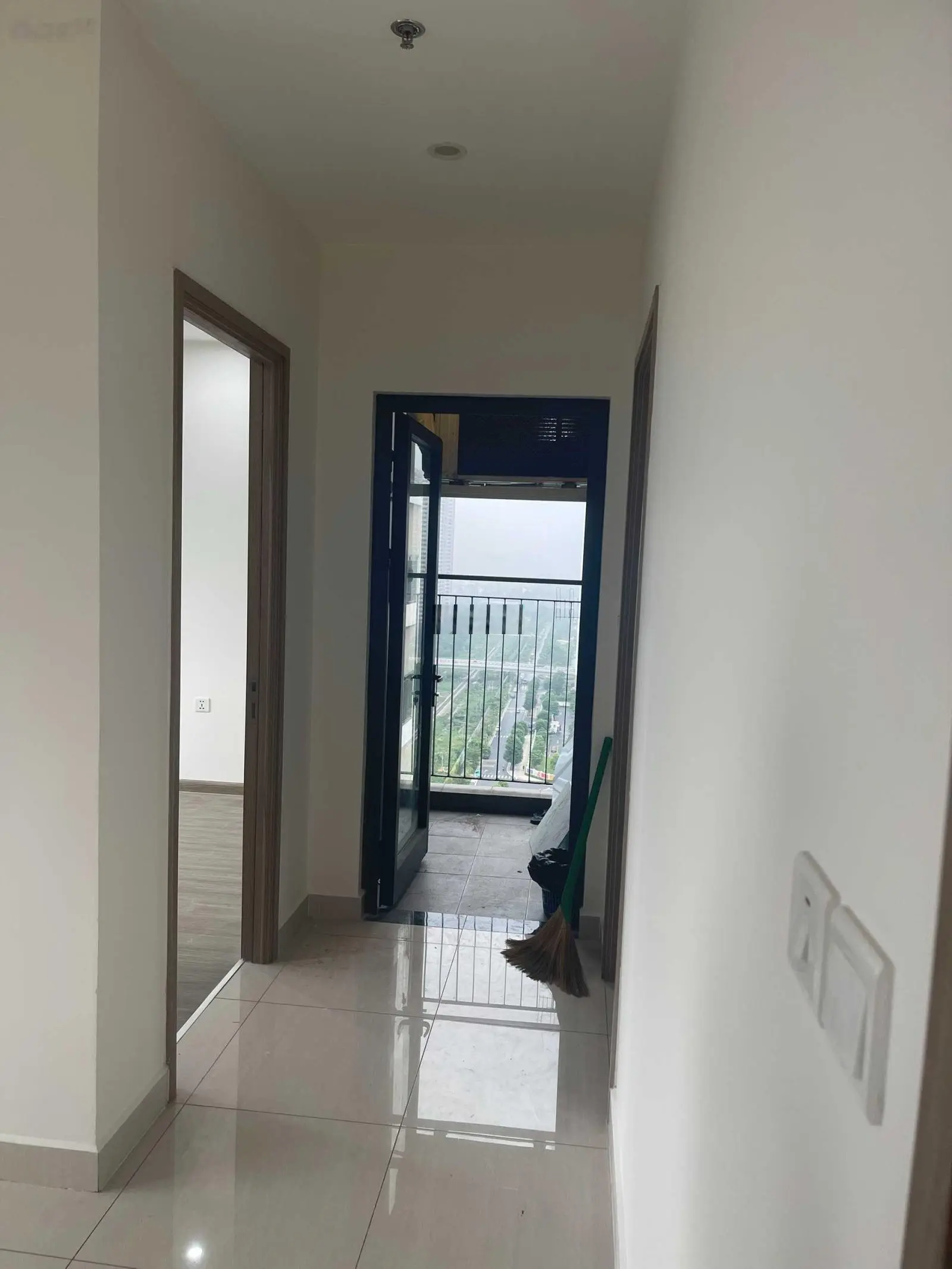 Giá tốt nhất bán 2PN+1,2WC 63m nguyên bản S1 3.330 tỷ BP Vinhomes Smart