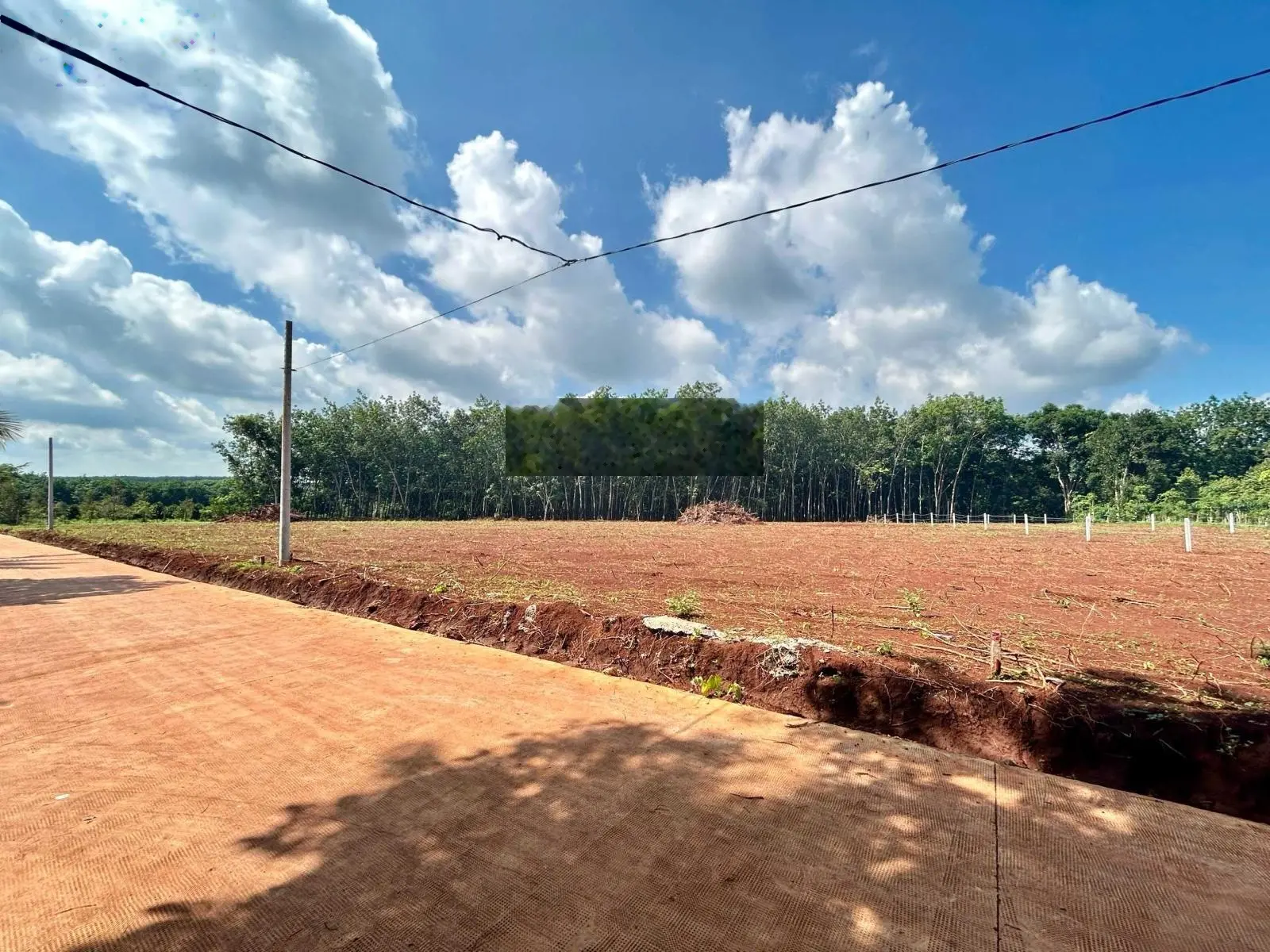 Nhà bán lô đất (30x65=2.000m2) tách 2 sổ, SHR, 330triệu/sổ, sát dân, gần chợ, trường học