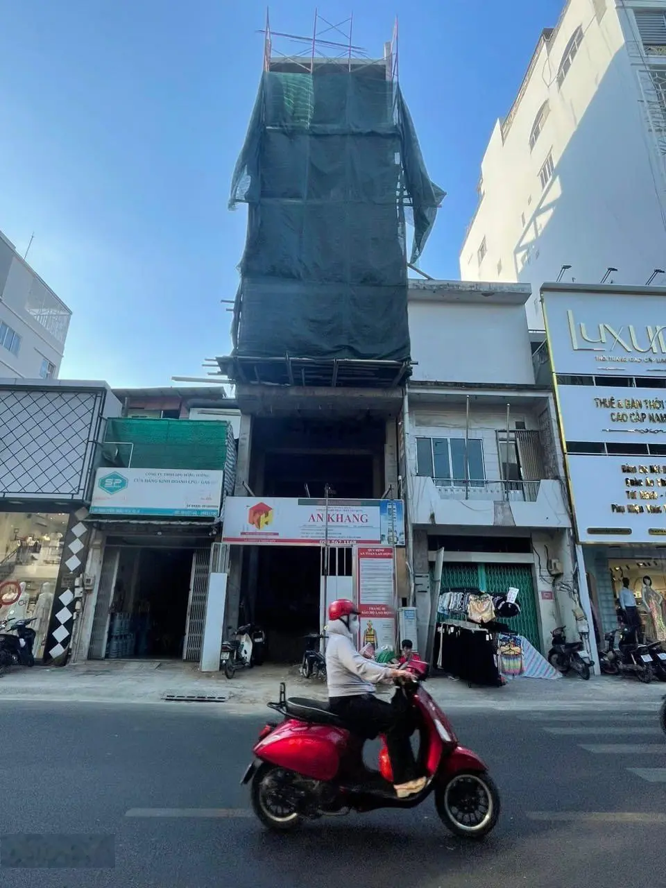 Nhà mặt tiền Nguyễn Trãi, Q5 ngay chợ Bàu Sen: 4,75x20 xây hầm 7 lầu - mới 100% có thang máy-700m2