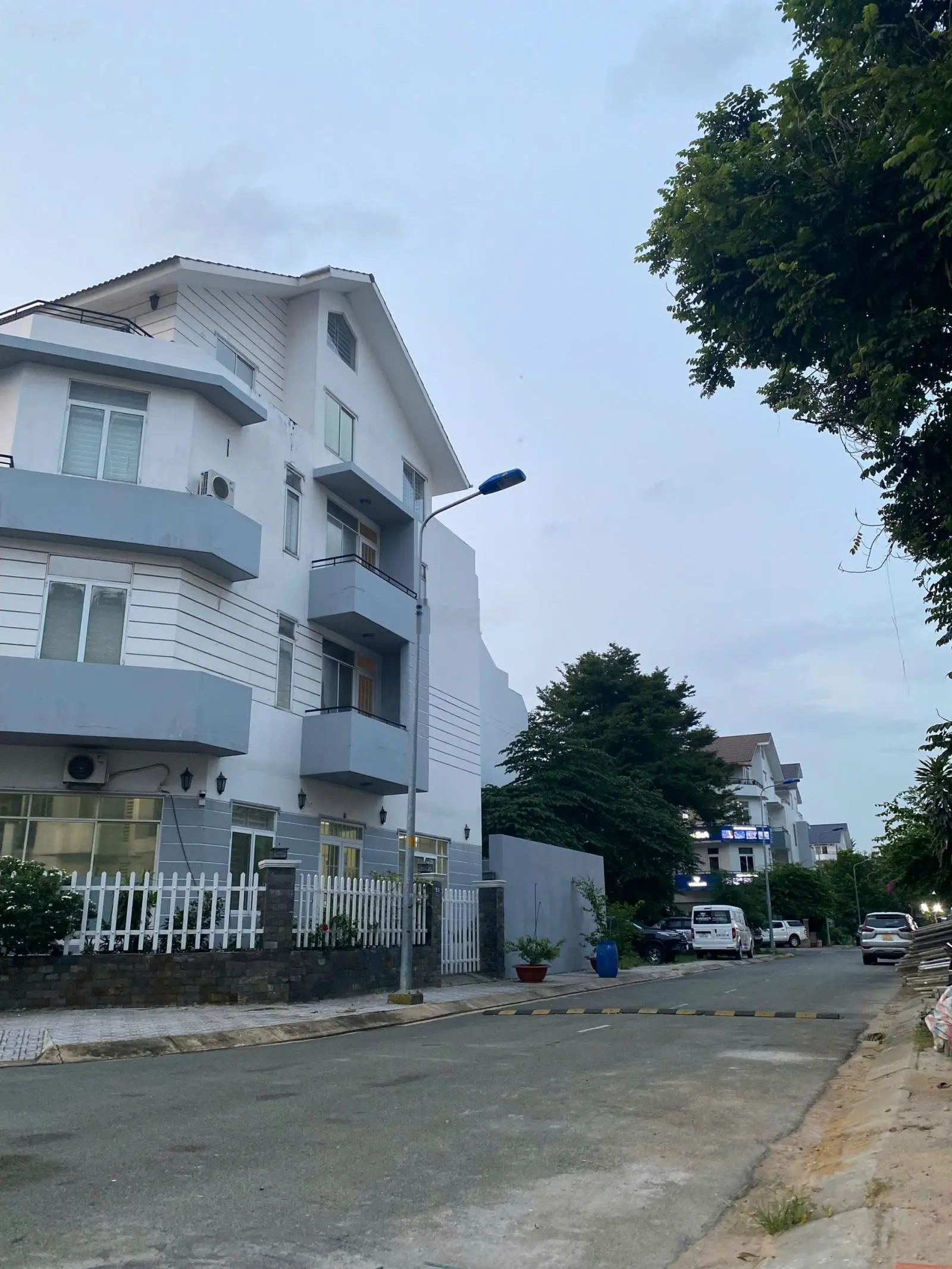 Căn Góc KDC Gia Hòa - 10x20 187,5m2, Nhà 1 Trệt 3 Lầu Hoàn Công, 380m2 Sàn Giá Tốt 18,5 Tỷ