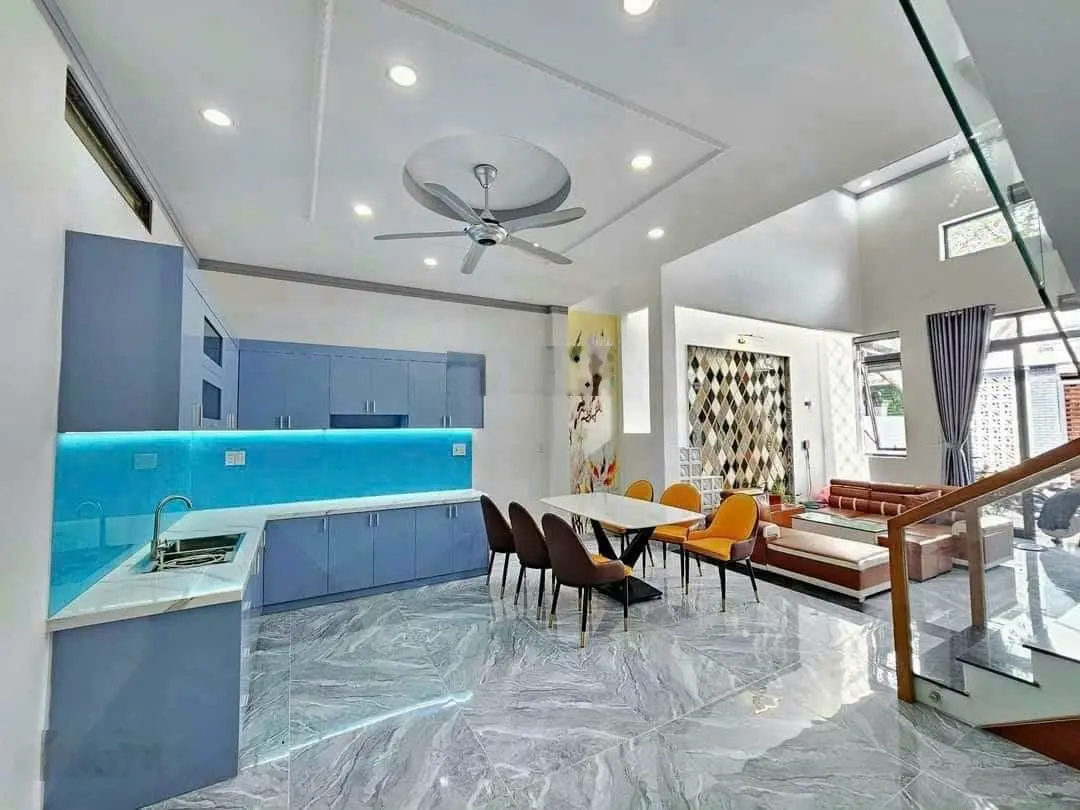 Nhà lầu SHR 6x21m H. Tây 3PN, 2WC sân xe hơi rộng ngay ngã tư Quang Thắng KP3 Trảng Dài