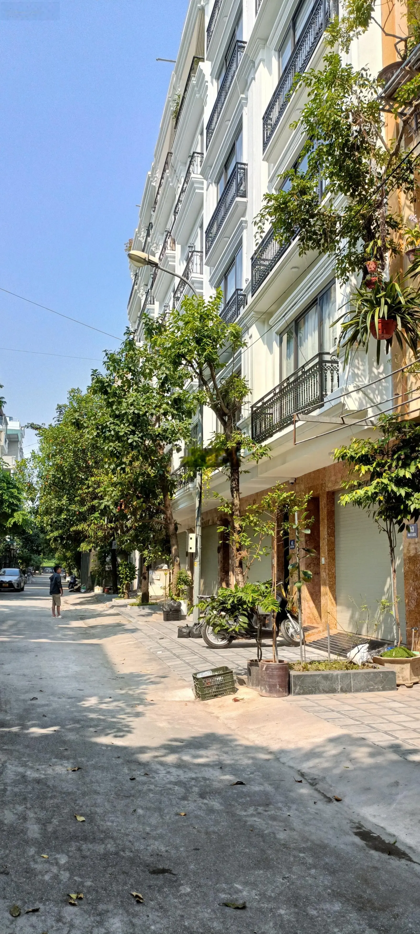 Bán liền kề KĐT Văn Phú, Hà Đông. Dt 63m, 5 tầng. giá 12,8 tỷ. View vườn hoa, vỉa hè ô tô tránh.