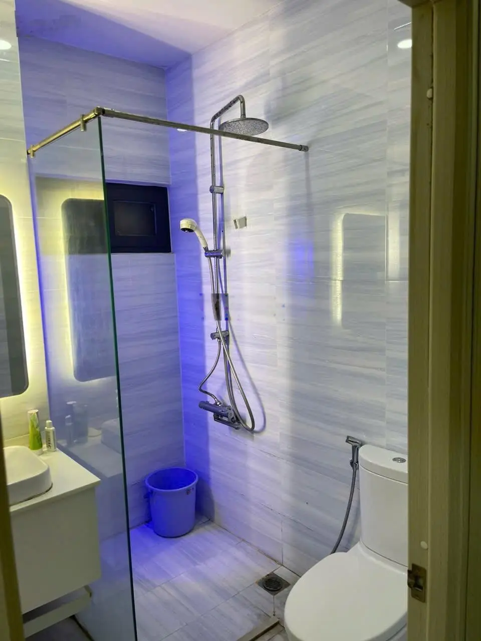 Bán nhà MTNB Lê Thị Bạch Cát 4* 11 trệt lửng 2 lầu sân thượng giá 10 tỷ5 hoàn công đủ có thang máy