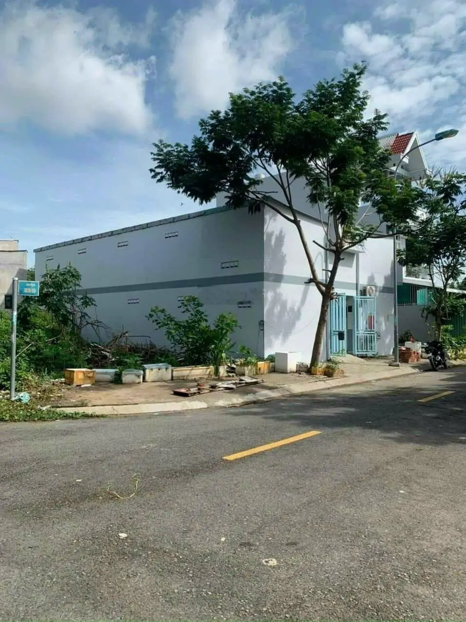 Bán nhà trọ khu công nghiệp Long Hậu. Diện tích 180m2 gồm có 10 phòng giá bán 5tỷ3 thương lượng