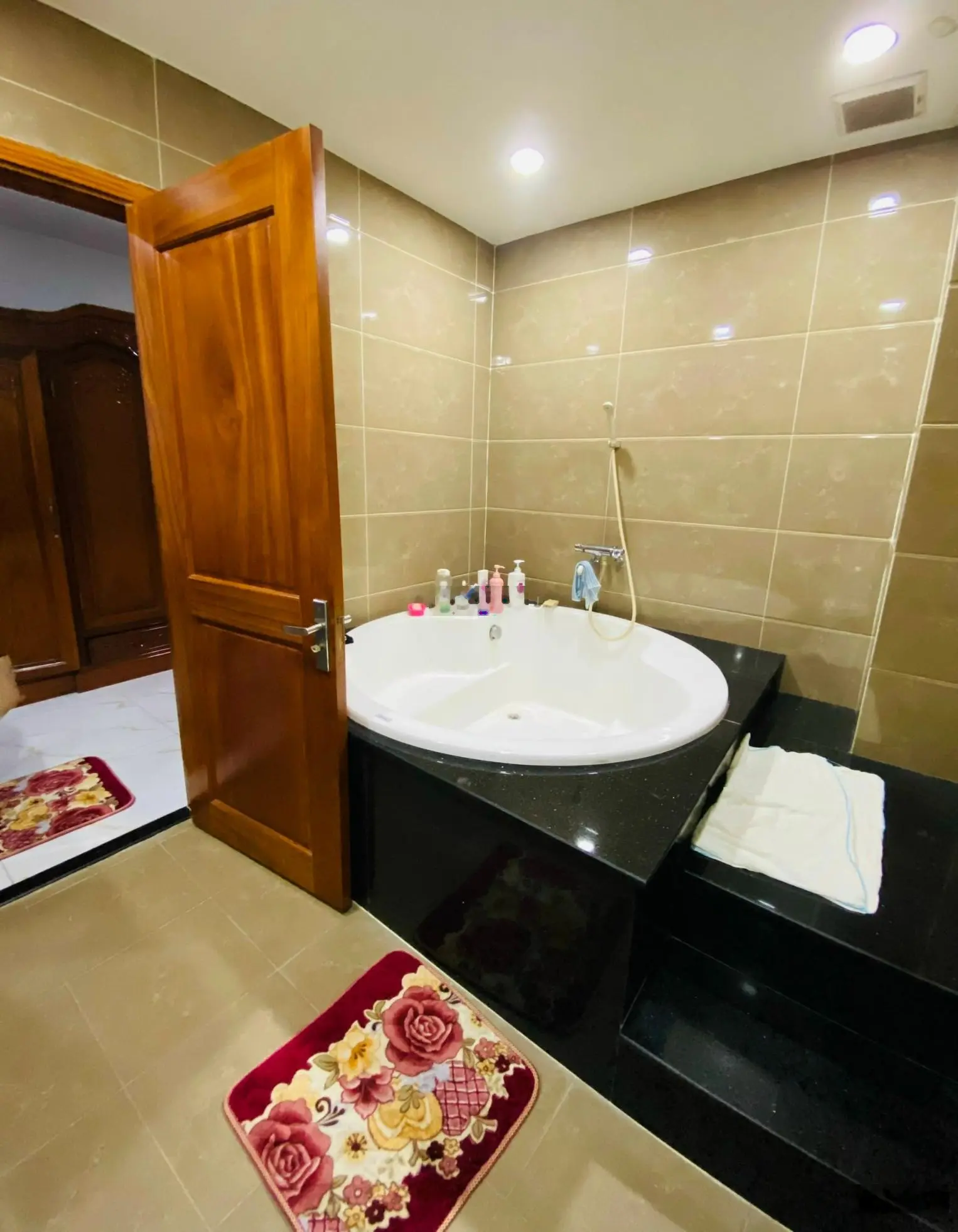 Đường 8m Khu Chợ Hòa Bình Q5 ( 7.6 * 12 ) 3 Lầu 14.5 Tỷ