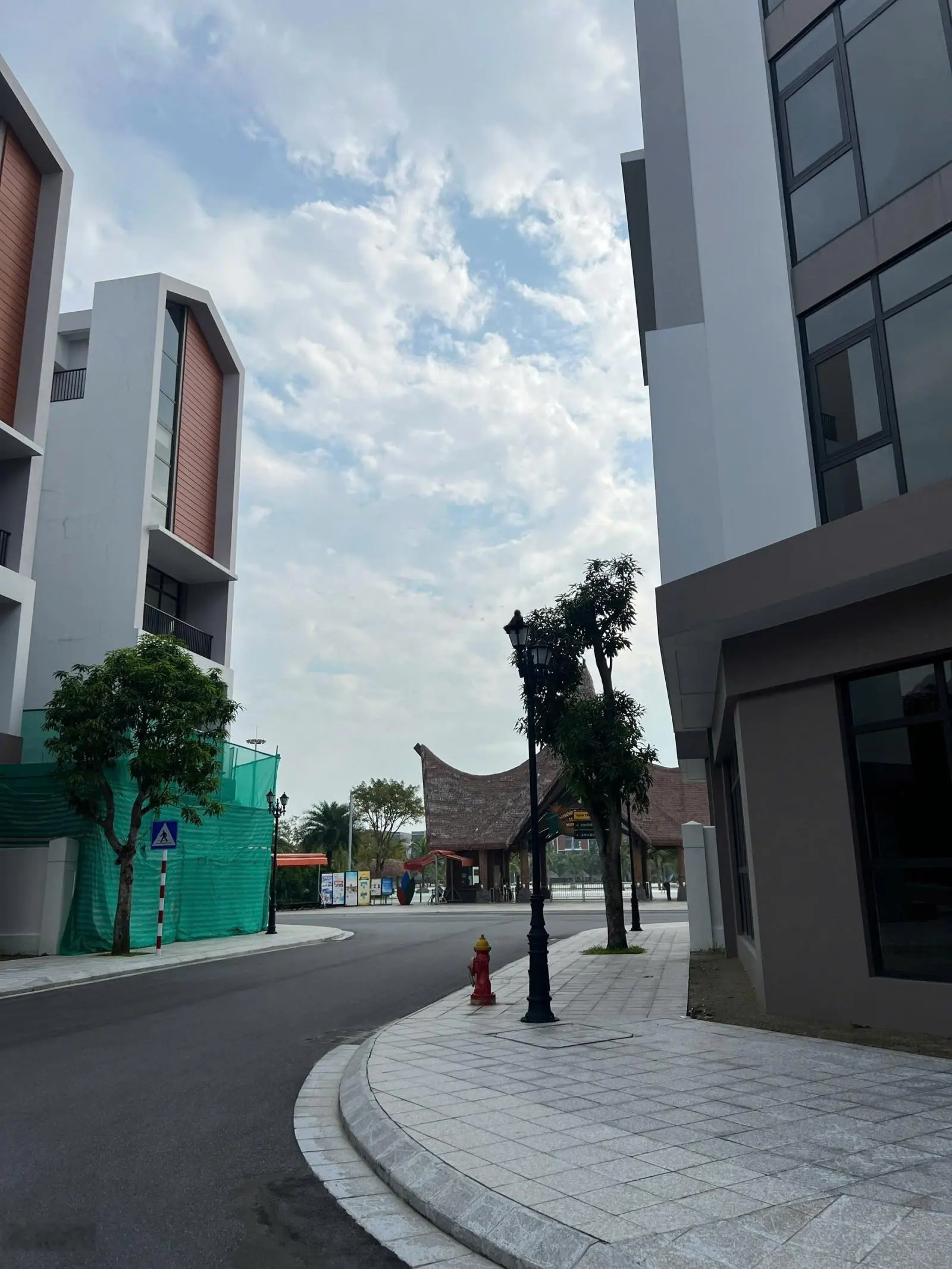 Nhà liền kề ngay cổng Công viên nước!