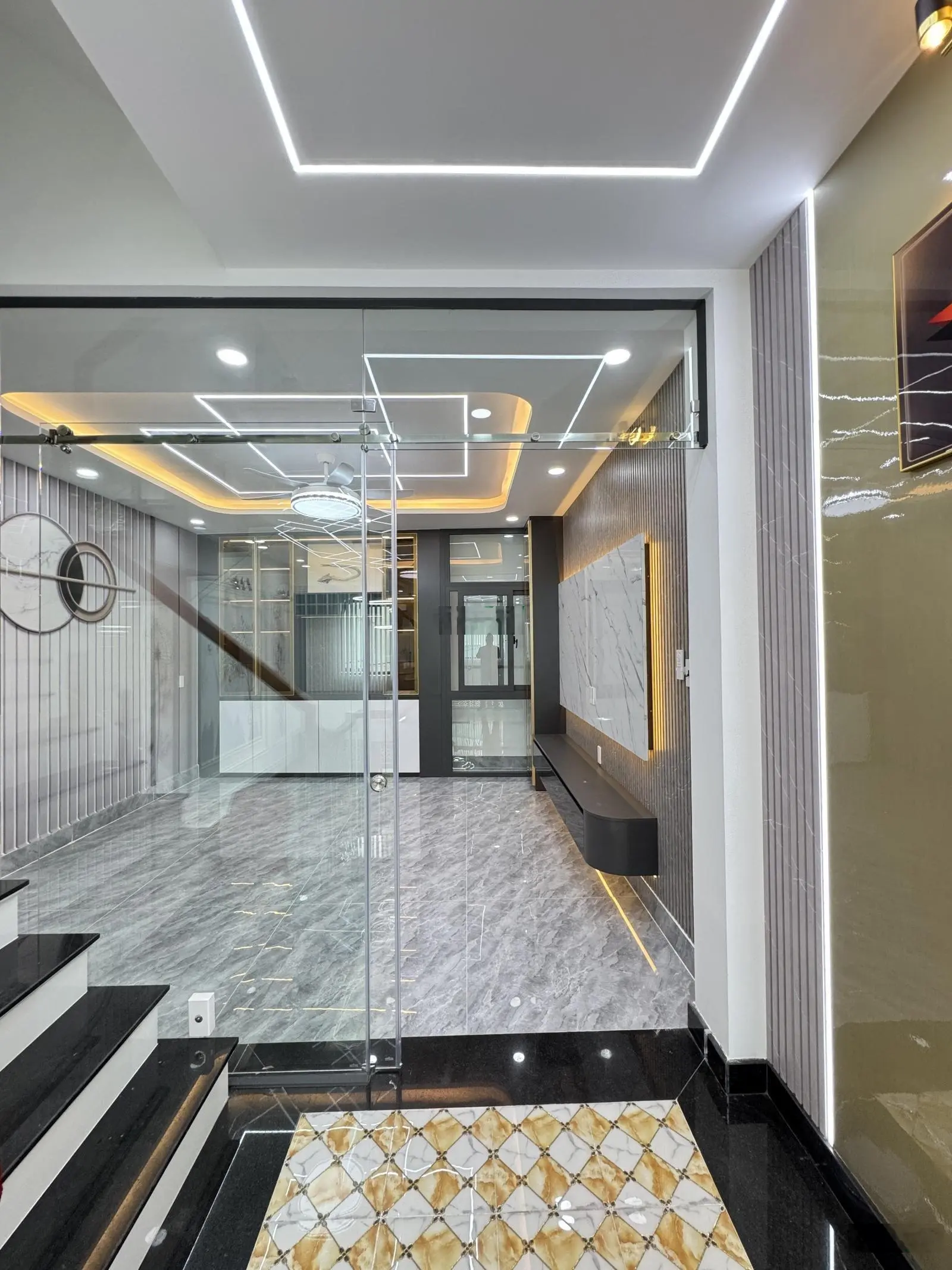 Bán nhà ngay gần chợ Bình Long, ngang 4,3m dài 12m, đúc 5 lầu, có nội thất