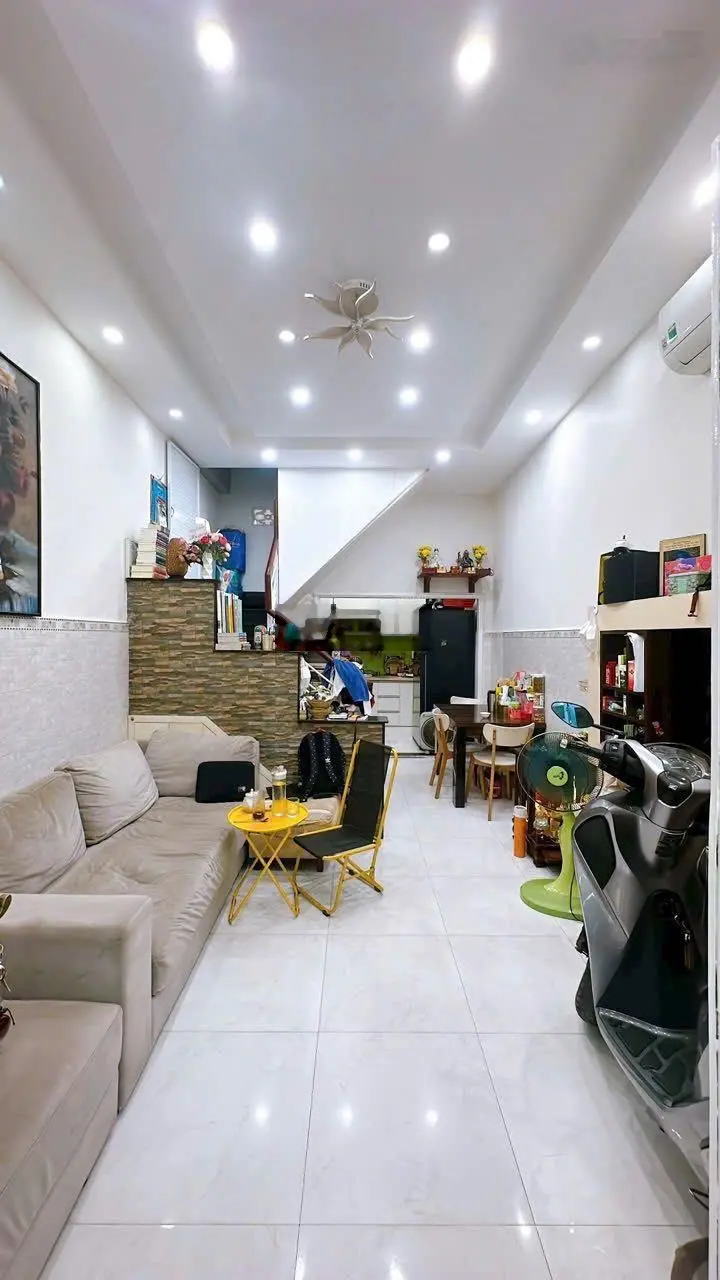 Bán nhà mặt tiền đường số, 4 tầng, DT 4x8m, xe hơi đỗ cửa, phường 4 Quận 4