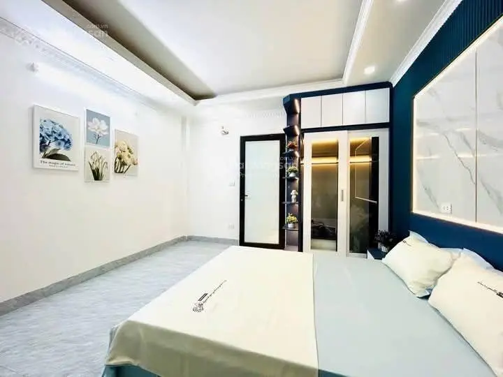 Nhà đẹp phố Giang Văn Minh, mới thang máy xịn sò, cách ô tô 65m, gần phố, DT 37m2 * 6 tầng