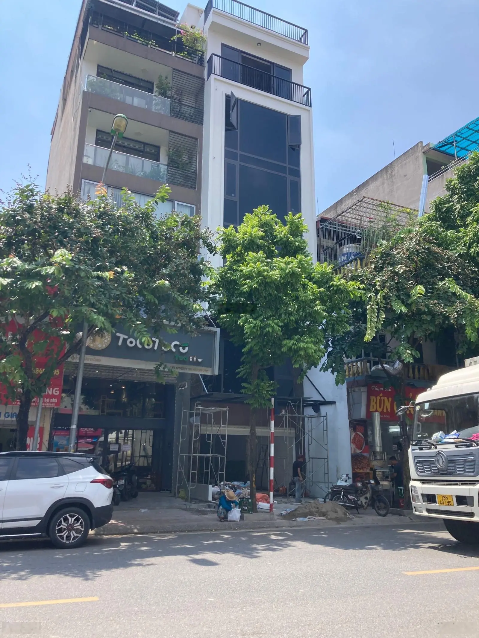 Bán nhà mặt phố Ngọc Lâm kinh doanh sầm uất, đường đi lại 2 chiều thuận lợi, vỉa hè chuẩn 5m