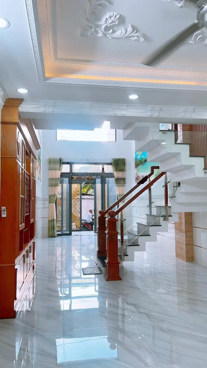 Kẹt vốn cần bán gấp nhà gần chợ Bàn Cờ Quận 3 đang cho thuê, SHR, LH Cô Oanh