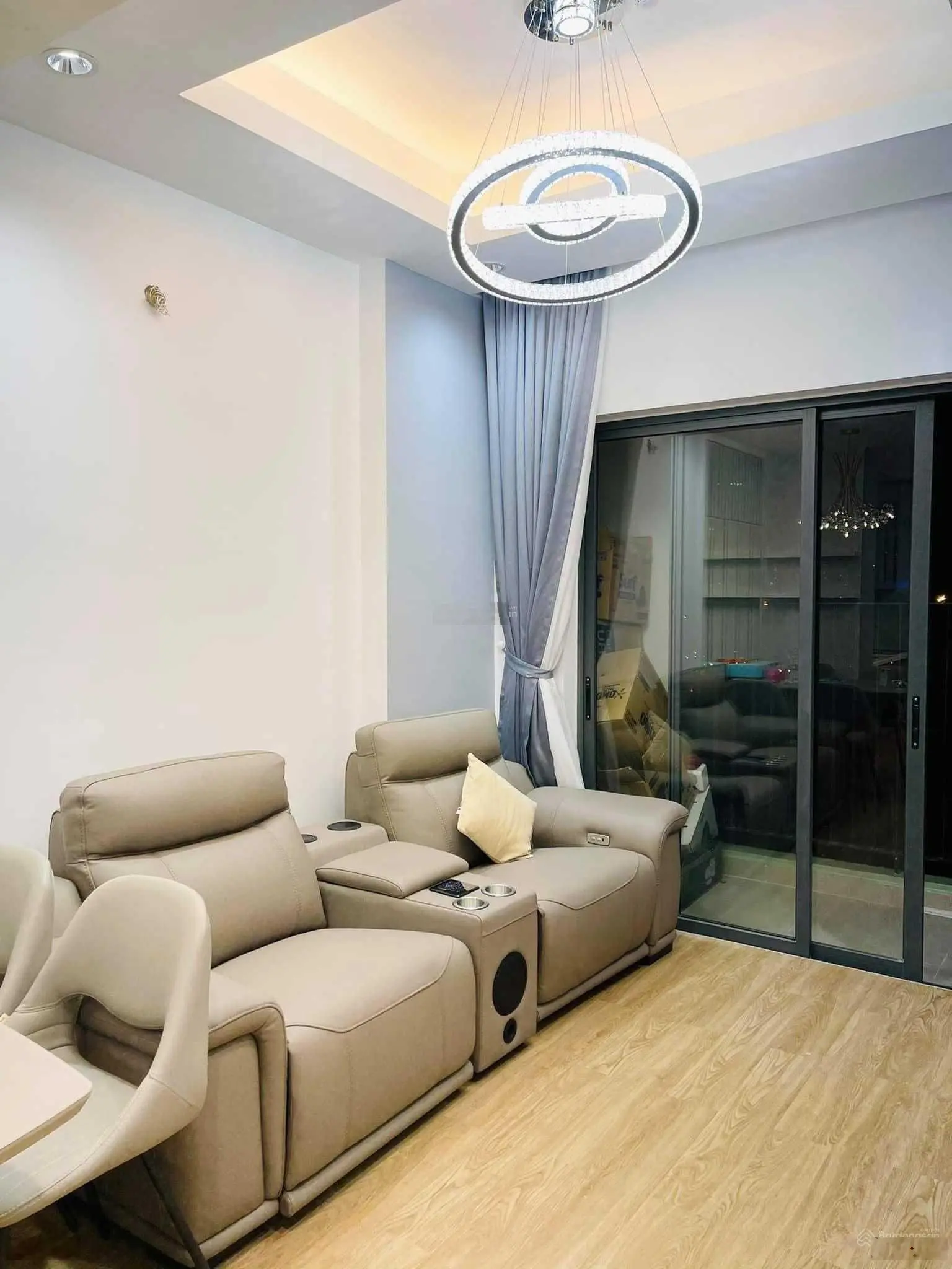 Cần bán căn hộ ngay trung tâm TP. Thủ Đức, 2 phòng ngủ đầy đủ nội thất, giá rẻ hơn thị trường