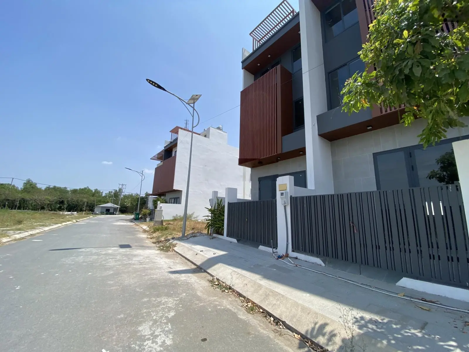 Chuyên bán nhà KDC 733 Nguyễn Bình, xã Nhơn Đức. Bàn giao thô, SHR pháp lý chuẩn. LH 0931 863 ***