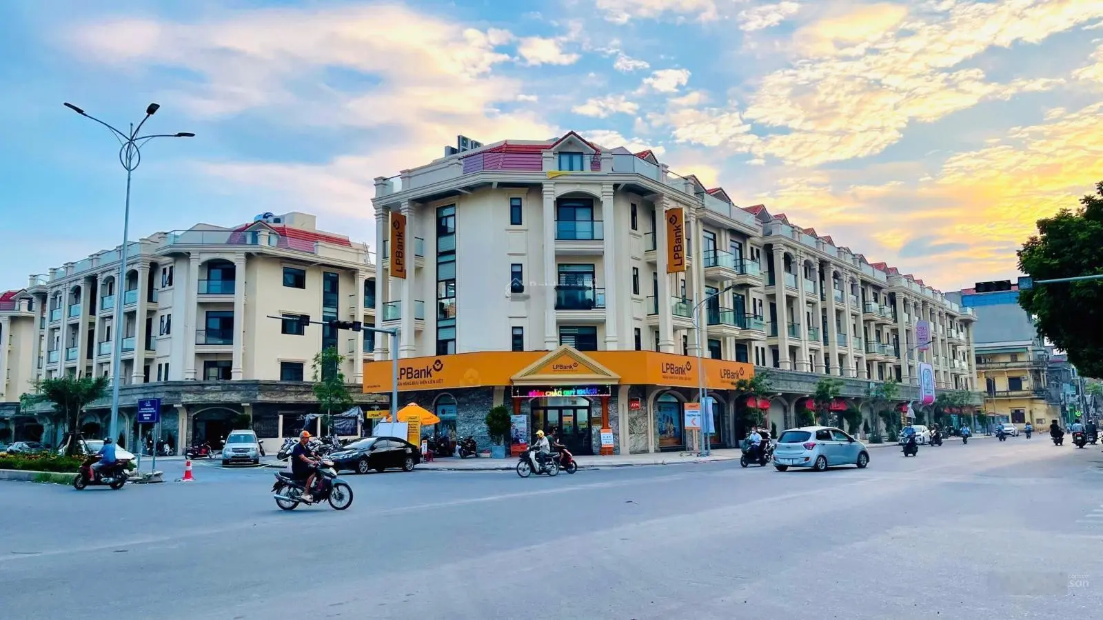 Chính chủ bán căn nhà 2 mặt đường, mặt phố Trần Phú (DT 427).Đường 24m + hè 5m. 90Mx5 tầng