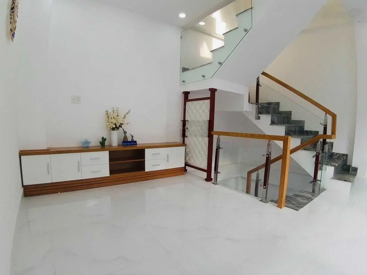 Bán nhà 2 lầu ngay hẻm 229, Liên Khu 4 - 5, Q. Bình Tân. Giá 2tỷ580 TL