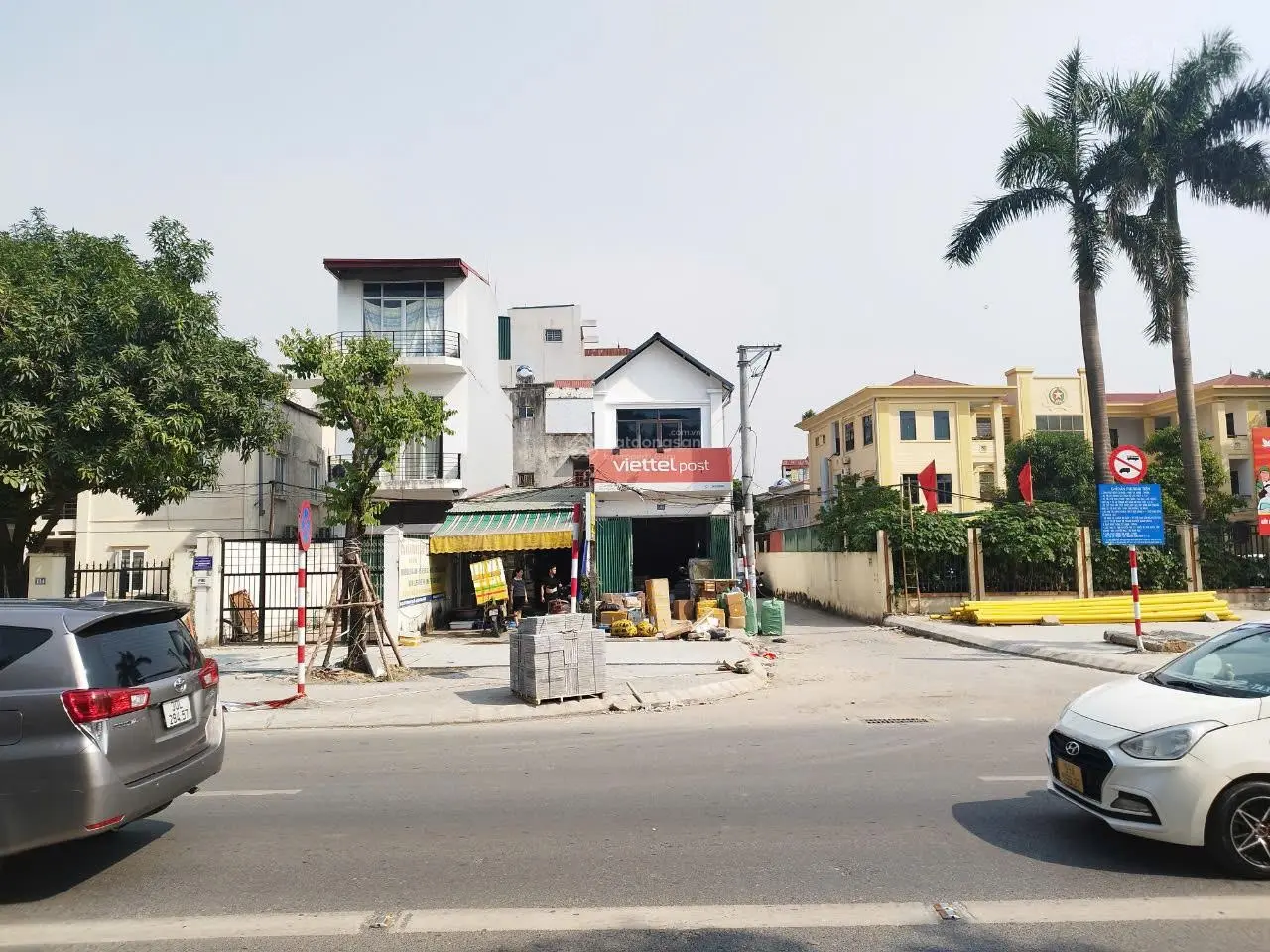 Siêu phẩm! Cần bán nhà mặt đường Lê Trọng Tấn diện tích 81m2 sổ đỏ liền tay, đối diện Parkcity