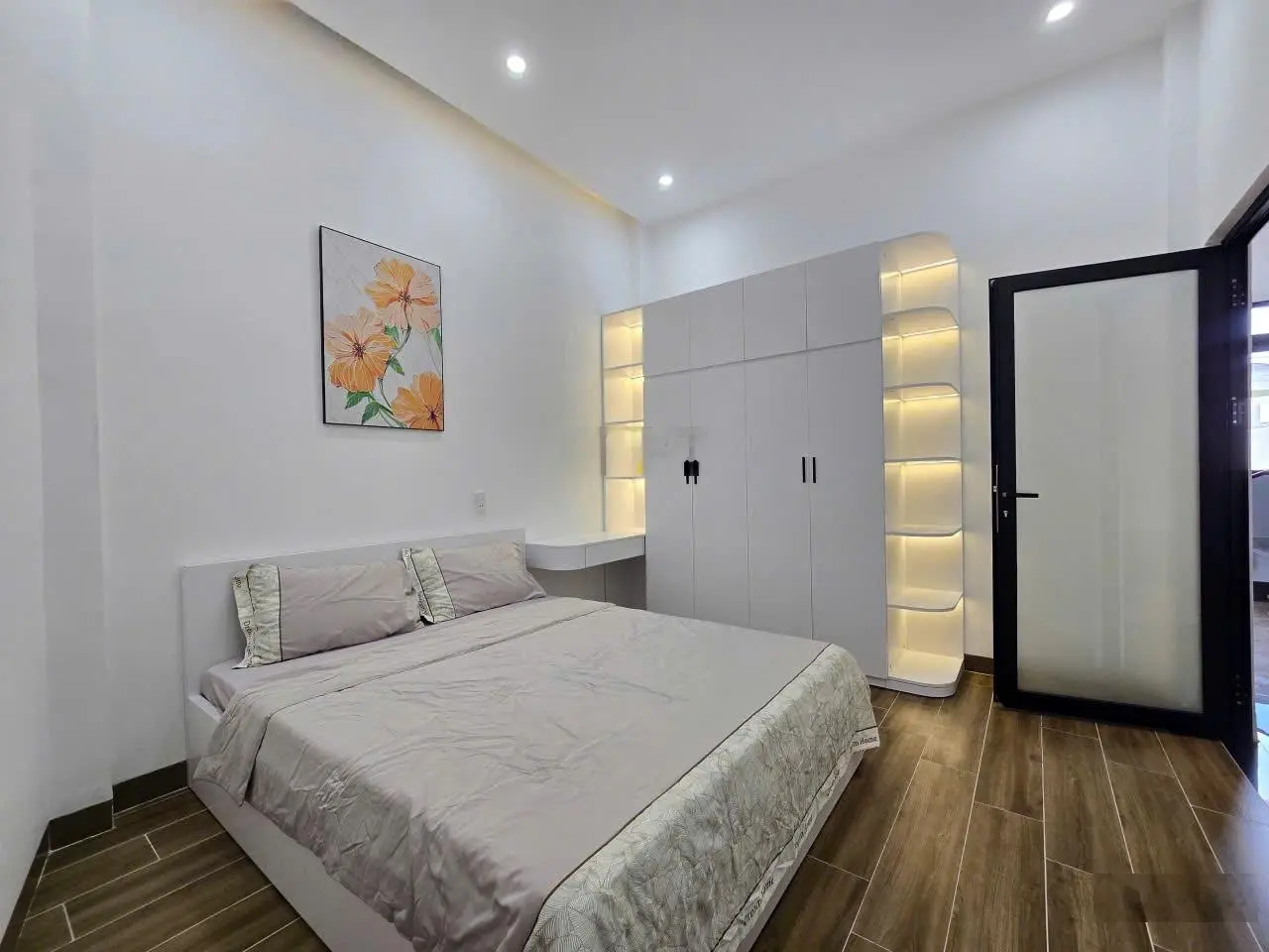 Nhà kiệt ô tô đậu trong sân, đường tôn đản