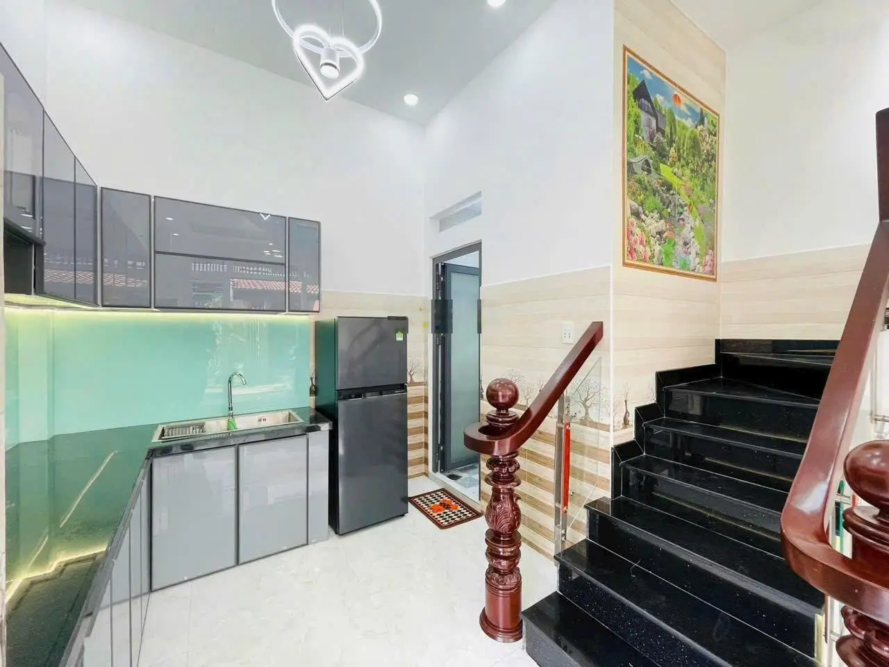 Bán nhà MT kinh doanh buôn bán chỉ 4 tỷ 350 - nhà 2 tầng đẹp tuyệt vời - hót rầm rộ đường 10 mét
