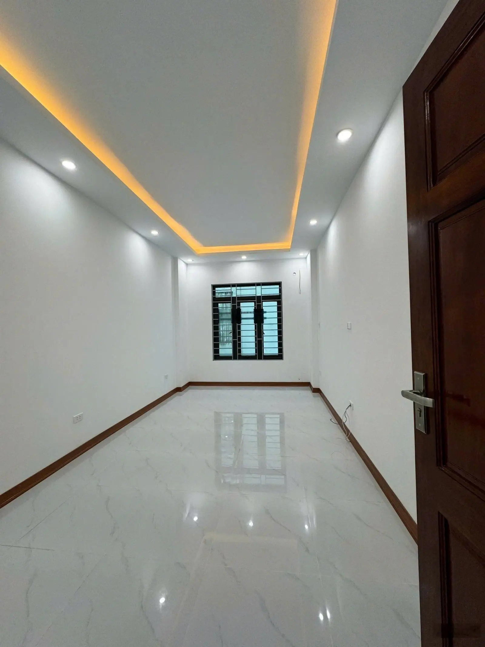 Nhà 5t*35m2 vị trí cực đẹp sát hồ lớn. Ô tô đỗ cổng. Cách đường QL6 chỉ 500m. Cách trung tâm HN 4km